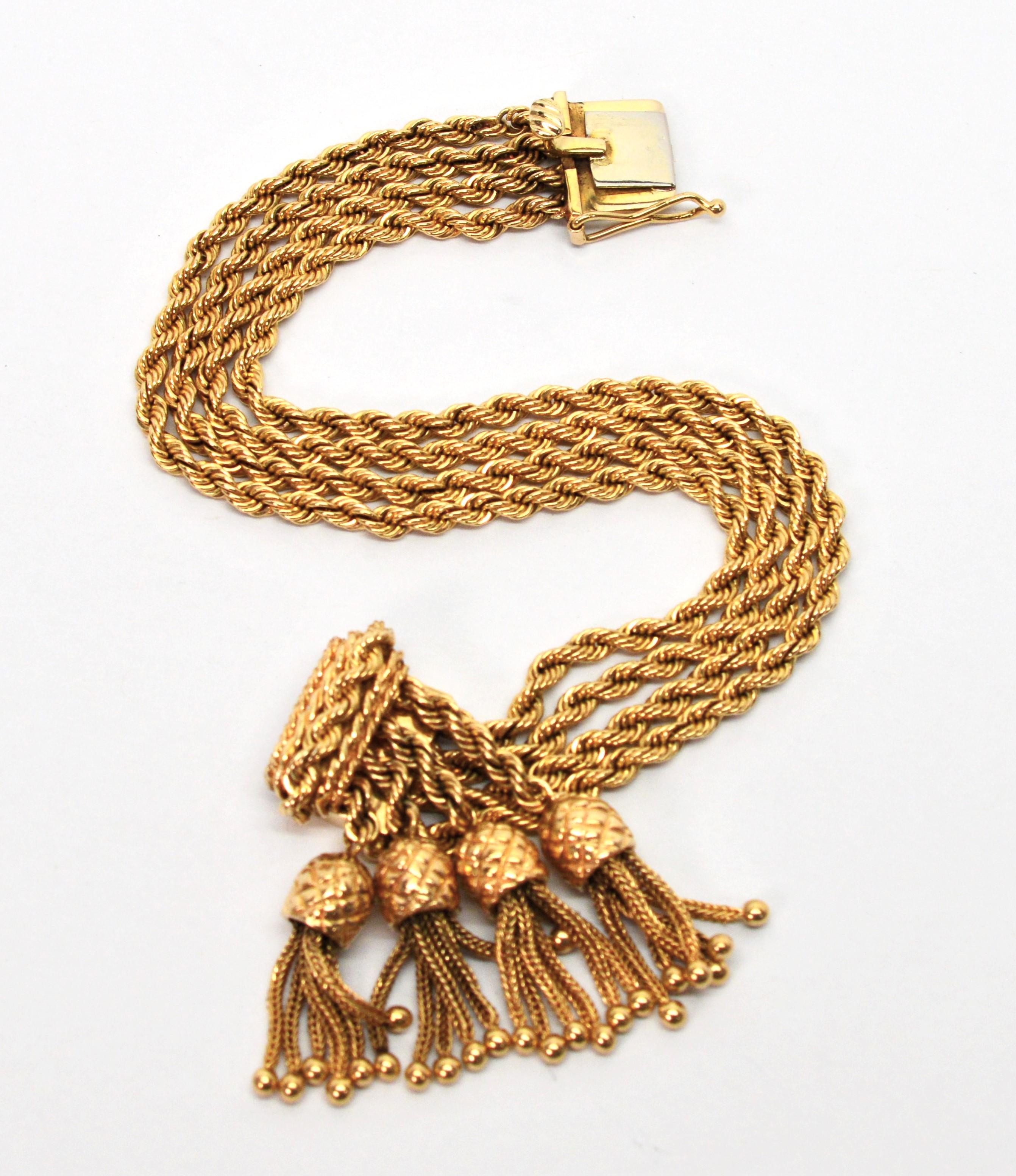 Un mouvement attrayant au sein du design est la force de ce superbe bracelet rétro. En or jaune 14 carats brillant, ce remarquable bracelet multichaîne est composé de quatre longueurs de chaîne en corde d'or scintillante qui lui confèrent un corps