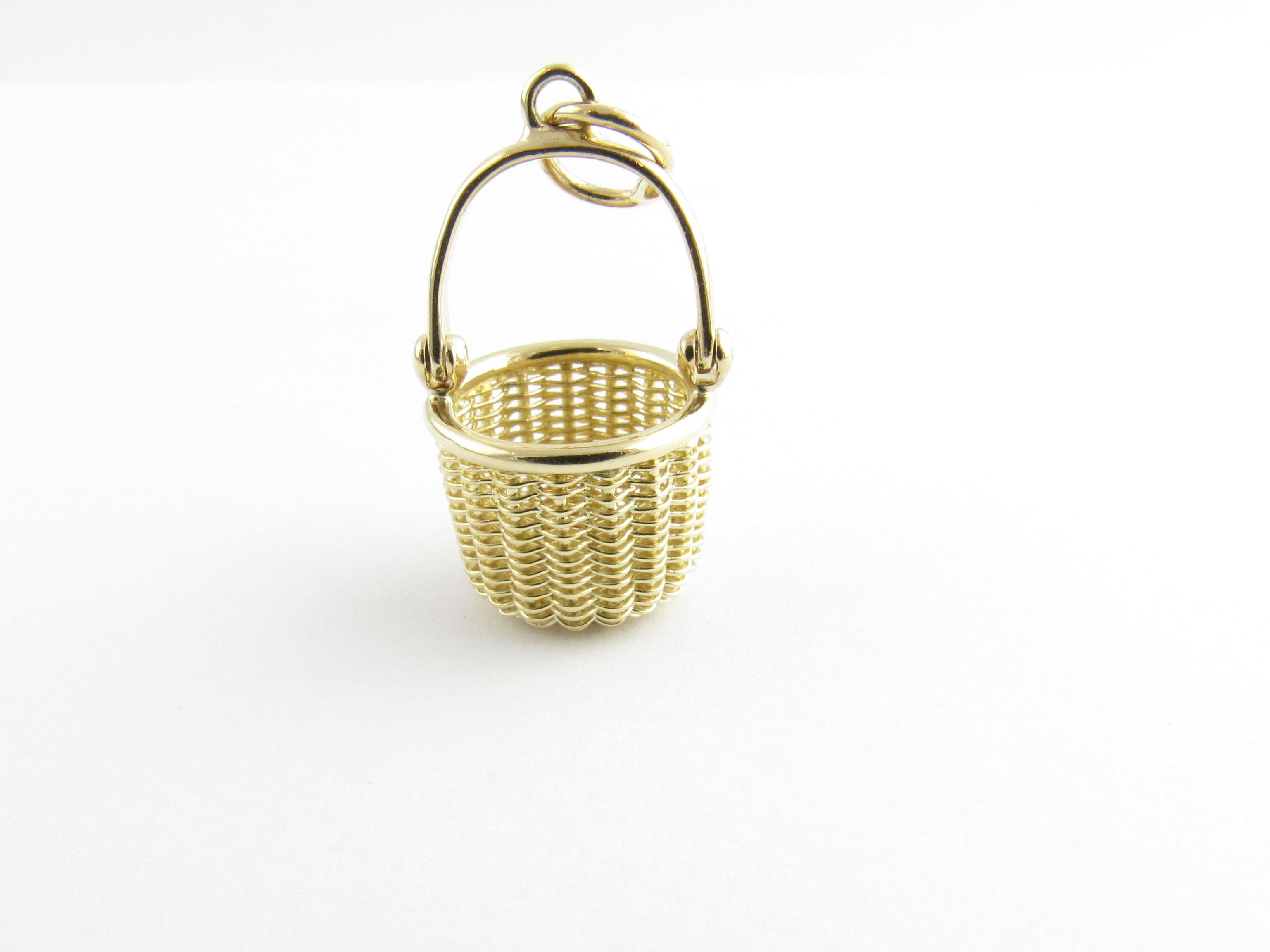 Vintage 14 Karat Yellow Gold Nantucket Basket Charm

A tisket, a tasket!

This lovely 3D charm features a miniature Nantucket basket beautifully detailed in 14K yellow gold.

Size: 23 mm x 12 mm (actual charm)

Weight: 1.9 dwt. / 3.1 gr.

Stamped: