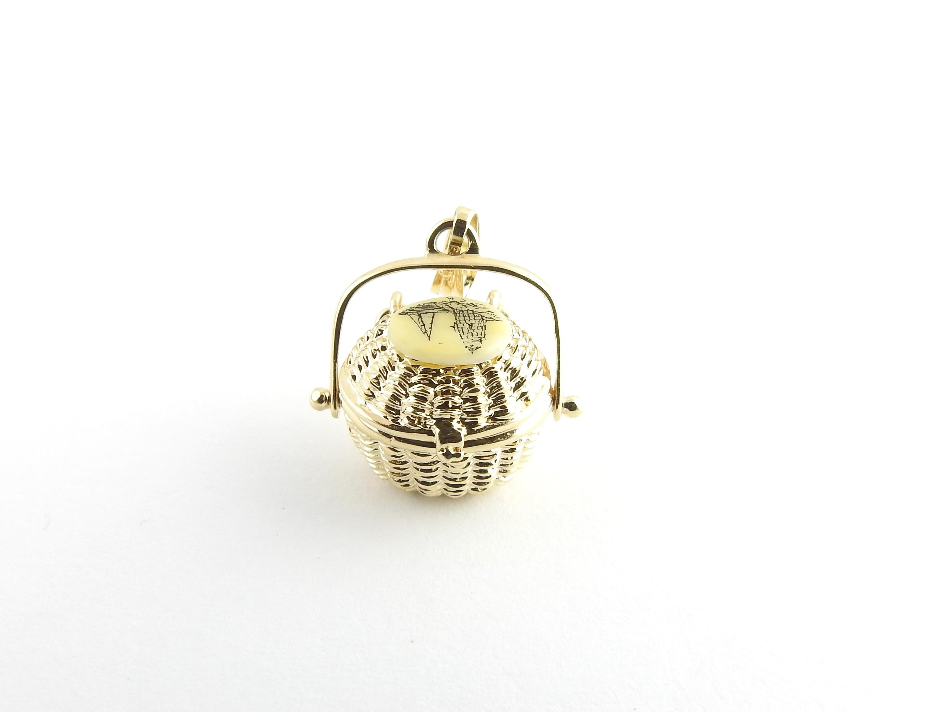Vintage 14 Karat Yellow Gold Nantucket Basket Charm

Bring back those idyllic days at the shore!

This lovely 3D charm features a miniature Nantucket basket beautifully detailed in 14K yellow gold. Its hinged lid is decorated with a scrimshaw