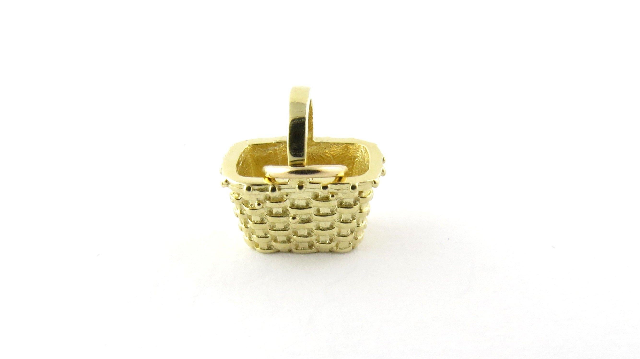 Vintage 14 Karat Yellow Gold Nantucket Basket Charm. Bring back those sunny days on Nantucket! This lovely 3D charm features a miniature Nantucket basket meticulously detailed in 14K yellow gold.
Size: 13 mm x 13 mm (actual charm) Weight: 1.8 dwt. /