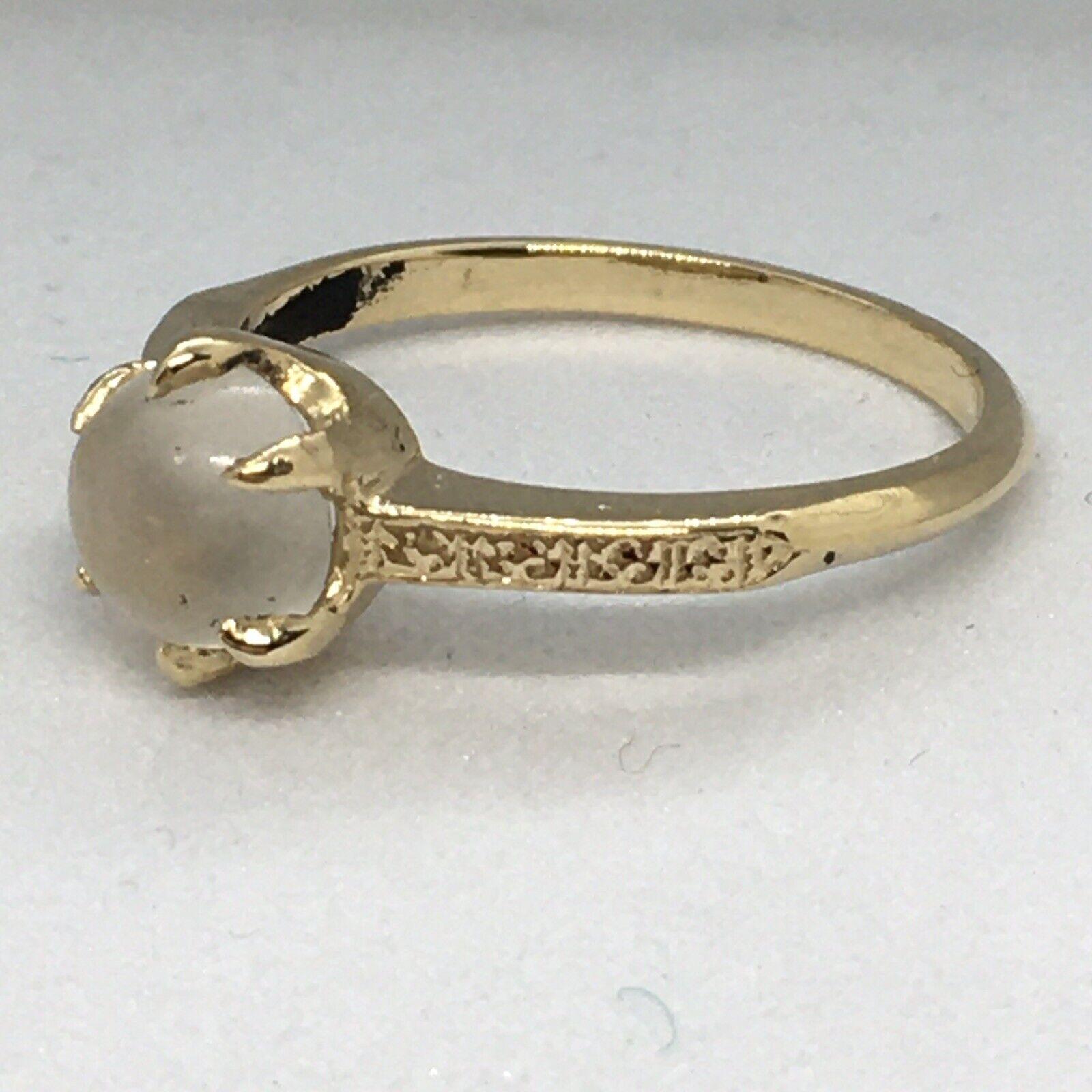 14 Karat Gelbgold Natürlicher Mondstein Ring

Fingergröße 5,25

Gewicht: 2,2 Gramm

