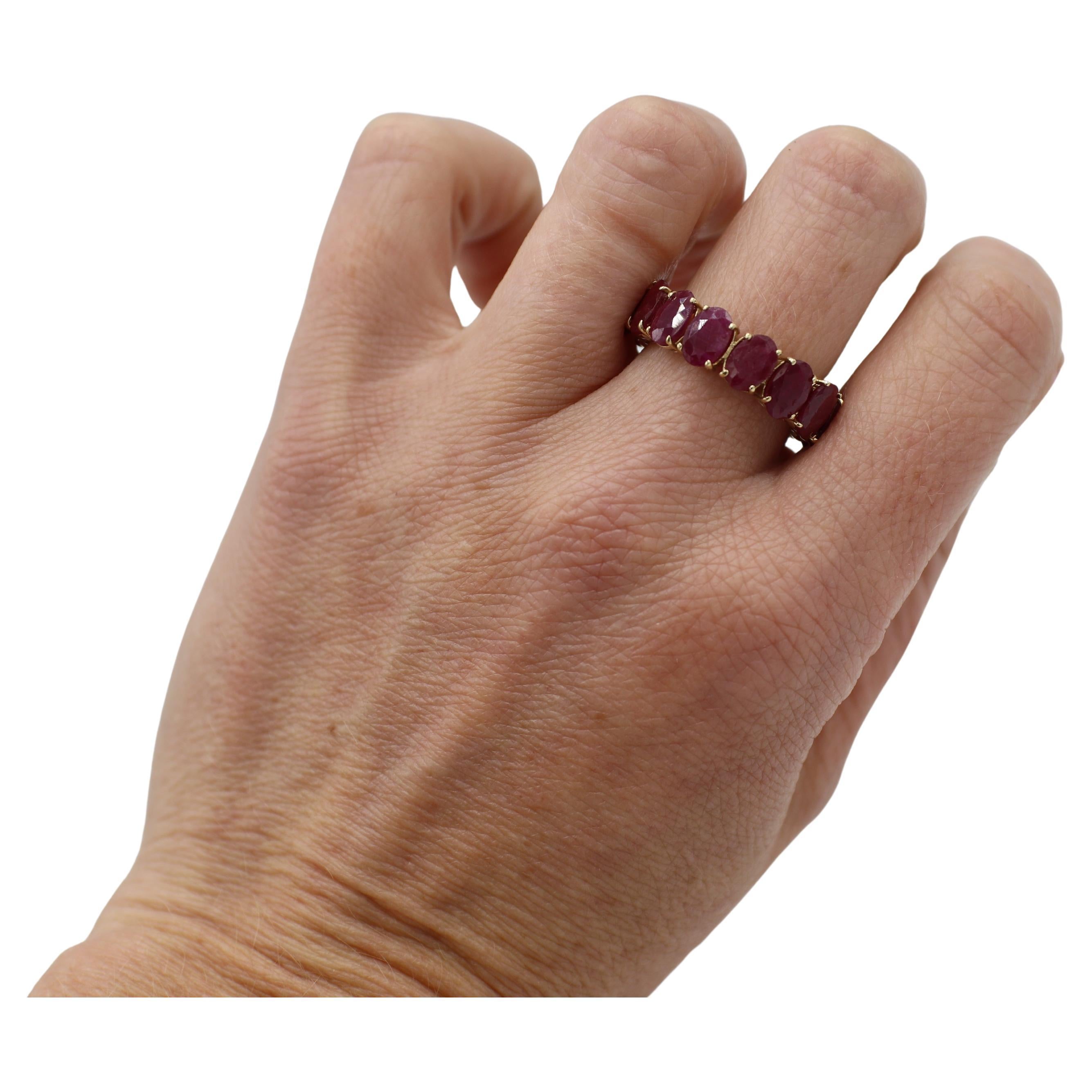 Moderno Anello a fascia per l'eternità con rubino ovale naturale in oro giallo 14 carati in vendita