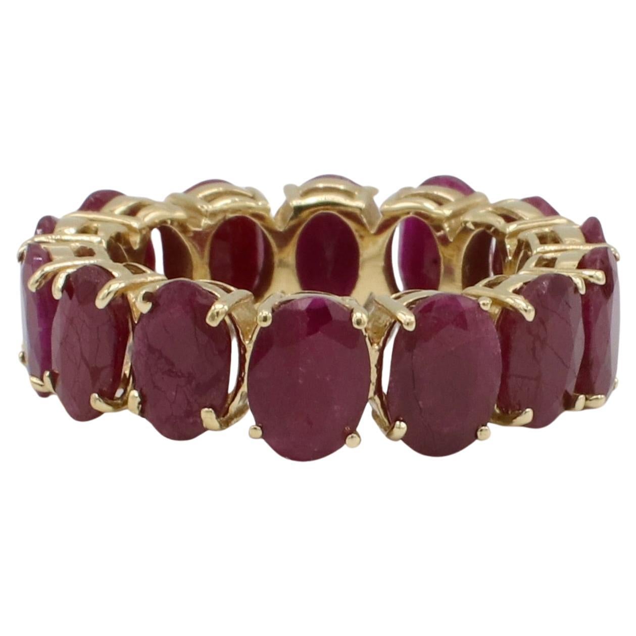 Taglio ovale Anello a fascia per l'eternità con rubino ovale naturale in oro giallo 14 carati in vendita