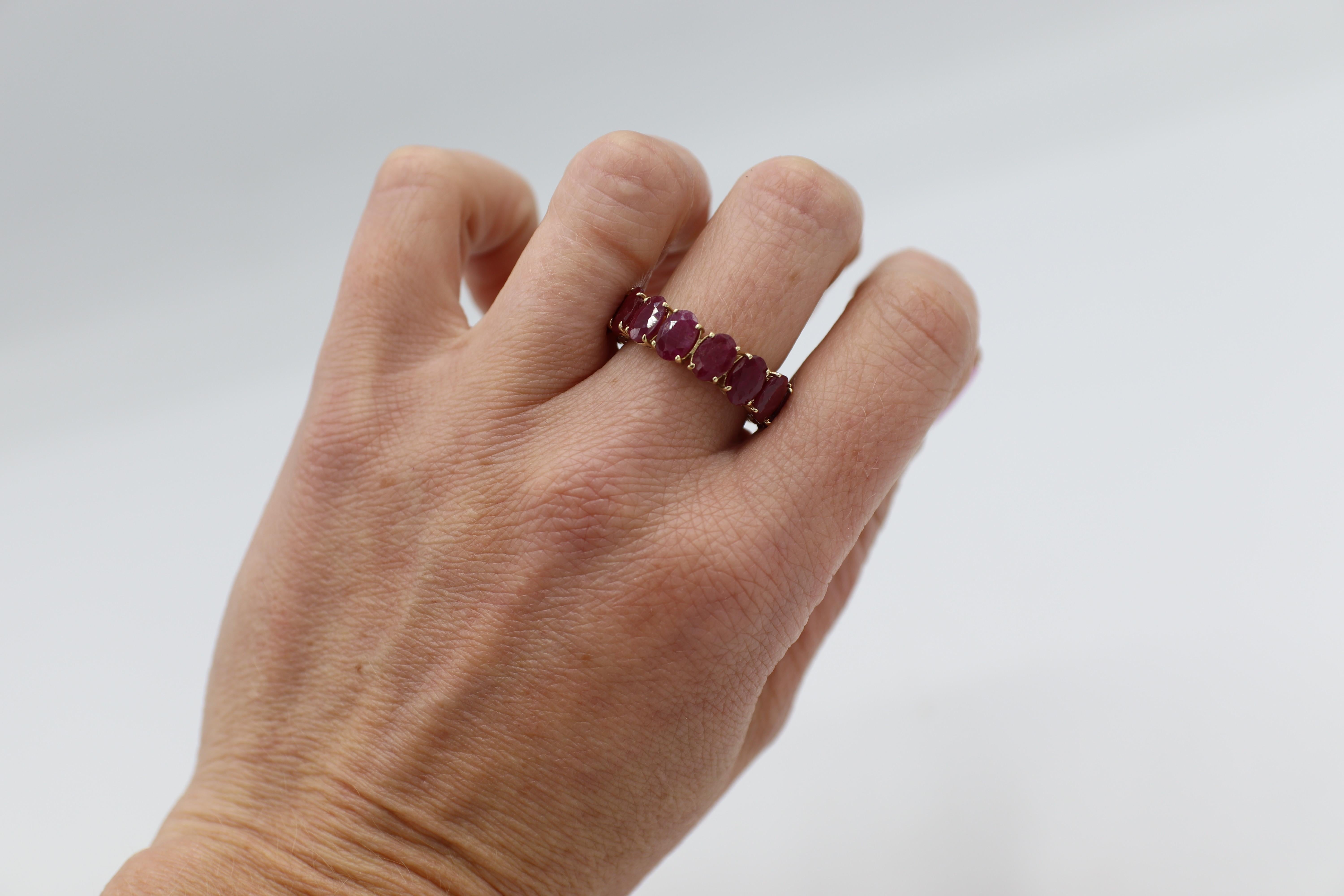 Anello a fascia per l'eternità con rubino ovale naturale in oro giallo 14 carati In condizioni ottime in vendita a  Baltimore, MD