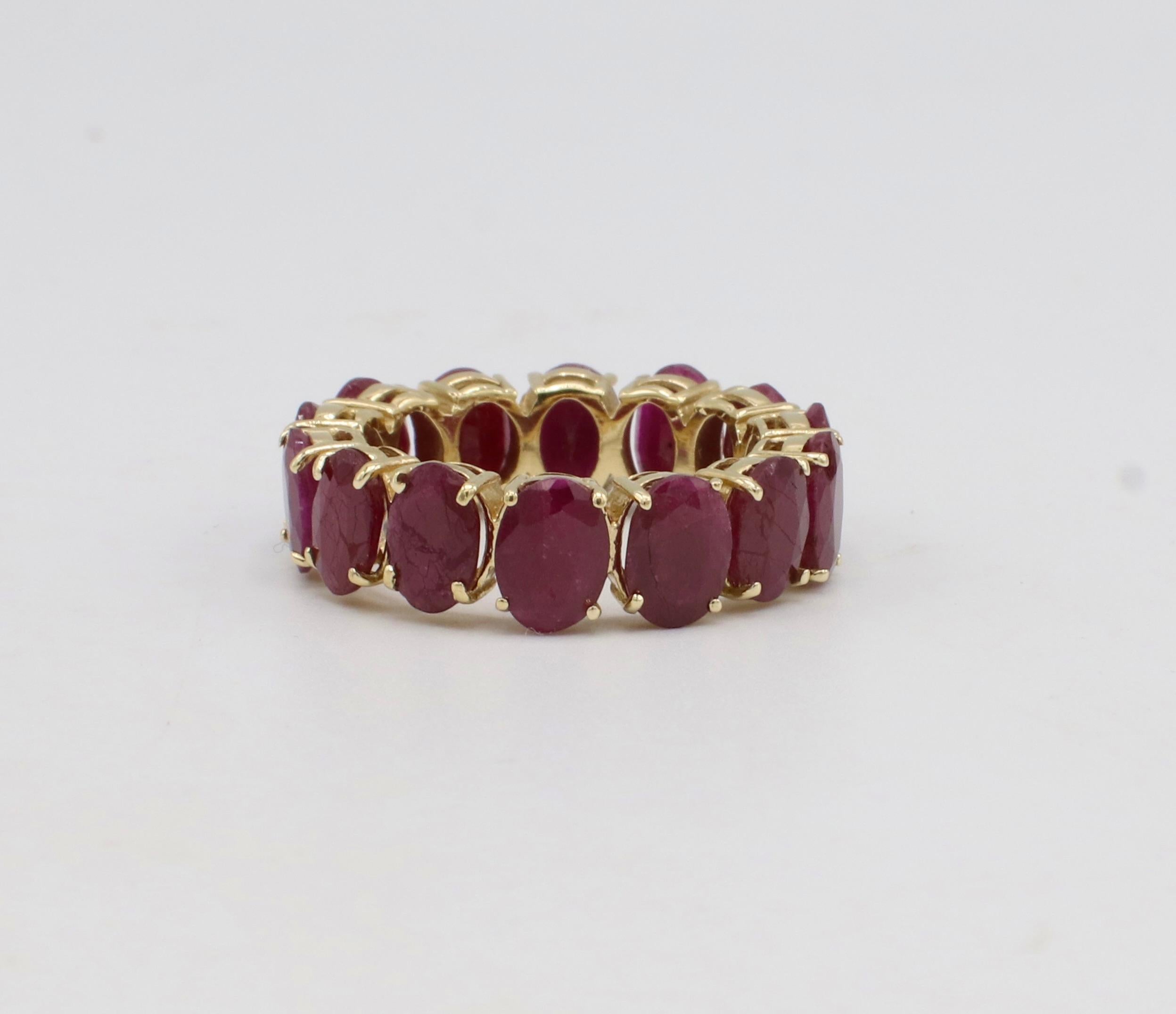 Donna Anello a fascia per l'eternità con rubino ovale naturale in oro giallo 14 carati in vendita