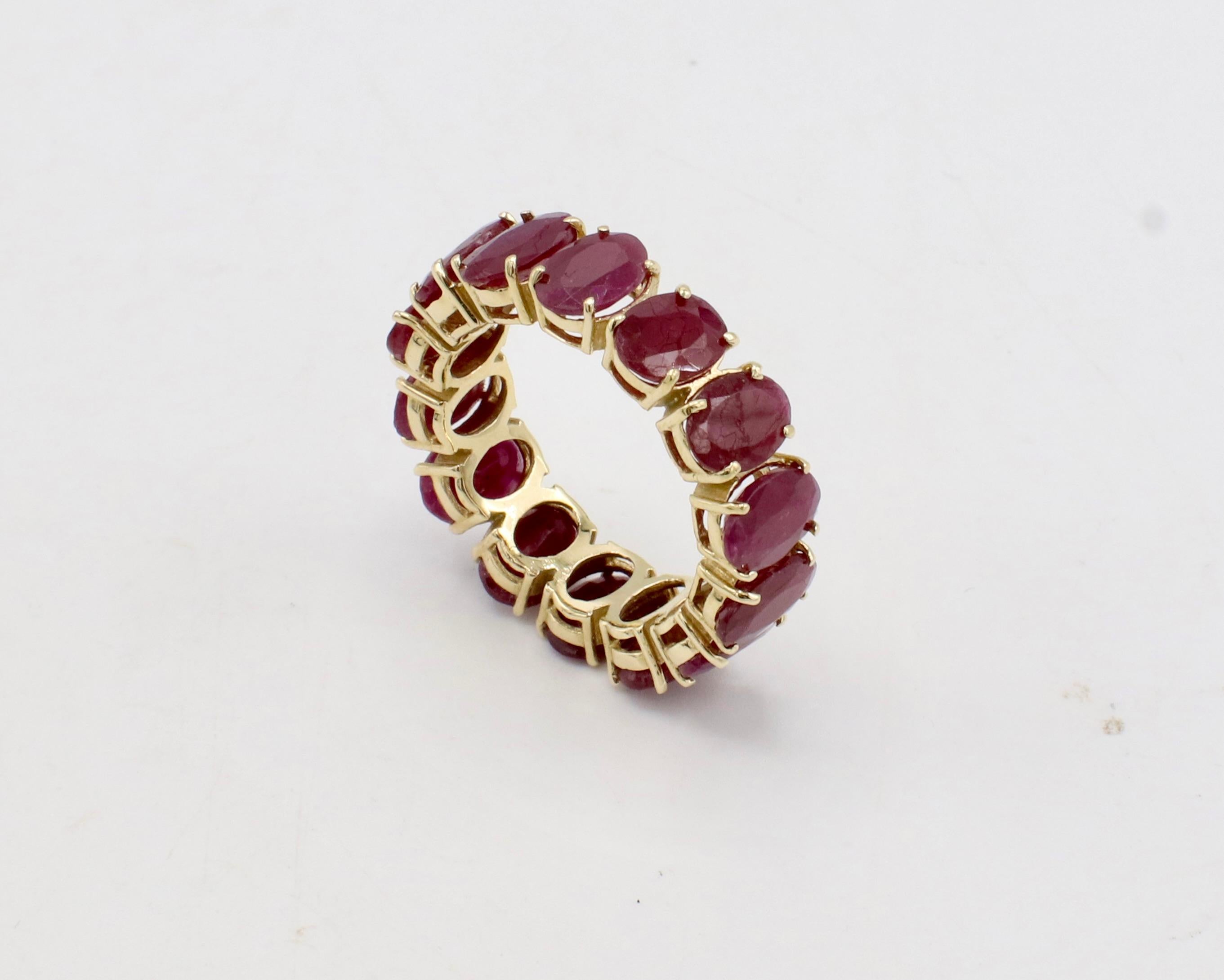 Anello a fascia per l'eternità con rubino ovale naturale in oro giallo 14 carati in vendita 1