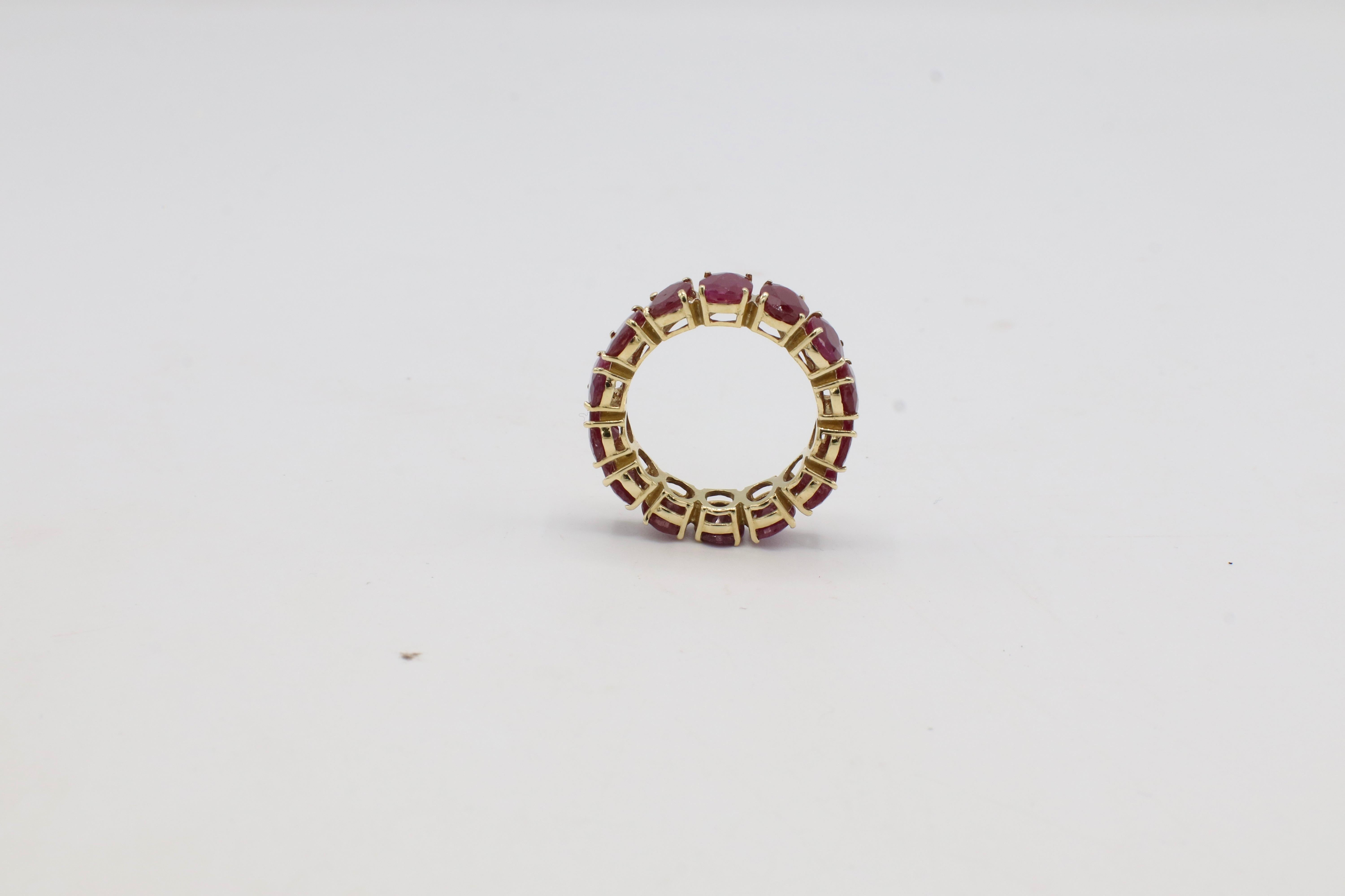 Anello a fascia per l'eternità con rubino ovale naturale in oro giallo 14 carati in vendita 2