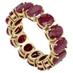 14 Karat Gelbgold Natürlicher ovaler Rubin Eternity Band Ring
