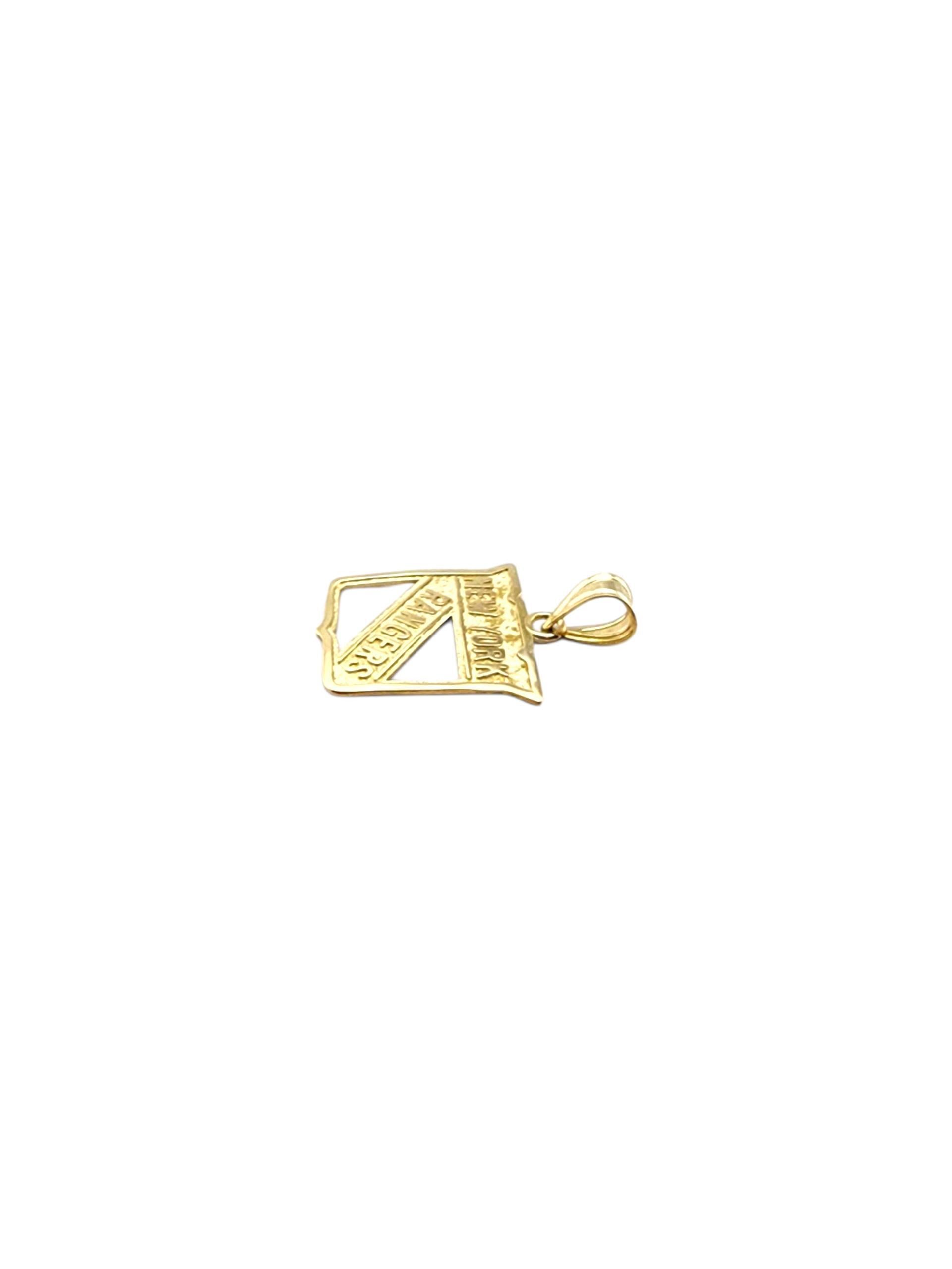 Pendentif en or jaune 14 carats pour les New York Rangers

Ce pendentif en or jaune 14 carats des New York Rangers présente une finition polie et des détails audacieux du logo emblématique de l'équipe. Une pièce de joaillerie fine pleine d'entrain,