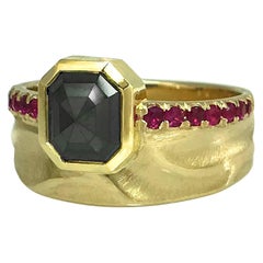Anello Scarletta Noire in oro giallo 14 carati con diamante nero di K.Mita