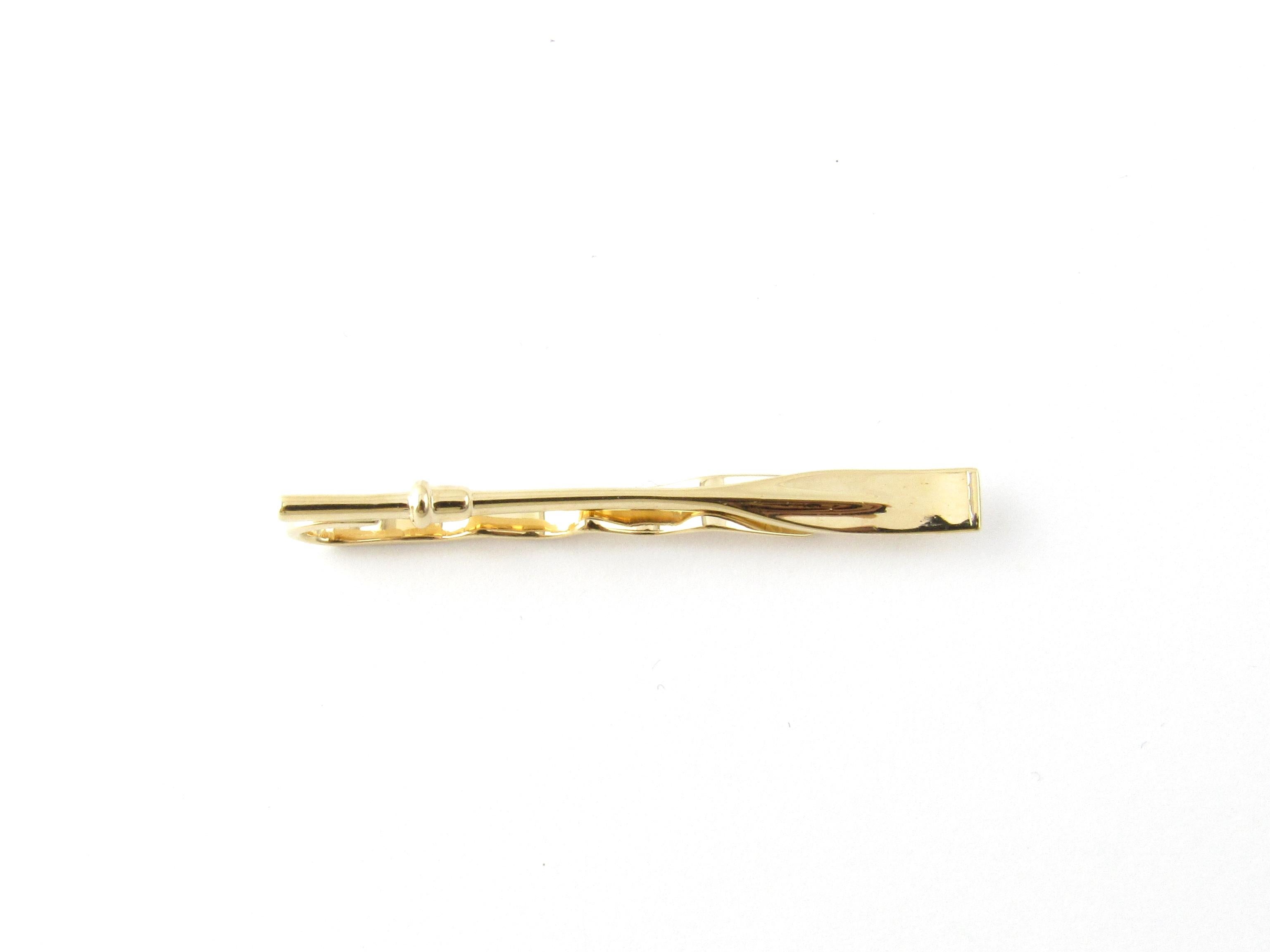 14 Karat Yellow Gold Oar Tie Bar-

This elegant tie bar features a beautifully detailed oar crafted in classic 14K yellow gold.

Size:  50 mm x 5 mm

Weight:  2.3 dwt. /  3.6 gr. 

Stamped: 14K 

Very good condition, professionally polished. 

Will