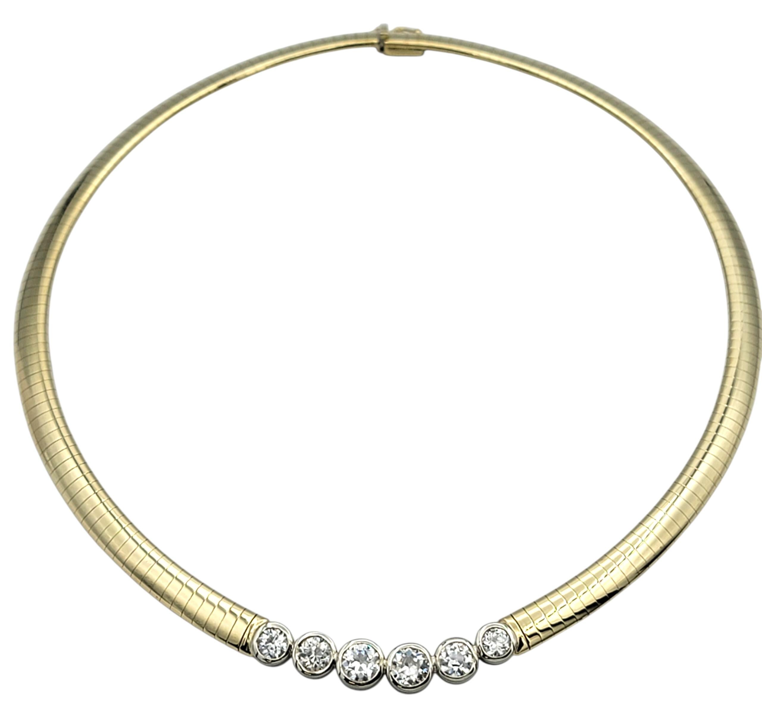 Diese elegante Halskette ist aus 14-karätigem Gelbgold gefertigt und weist ein zeitloses Omega-Ketten-Design auf. In der Mitte sind sechs Brillanten im frühneuzeitlichen Brillantschliff in einer anmutigen Reihe angeordnet, die sich mit ihrem Glanz