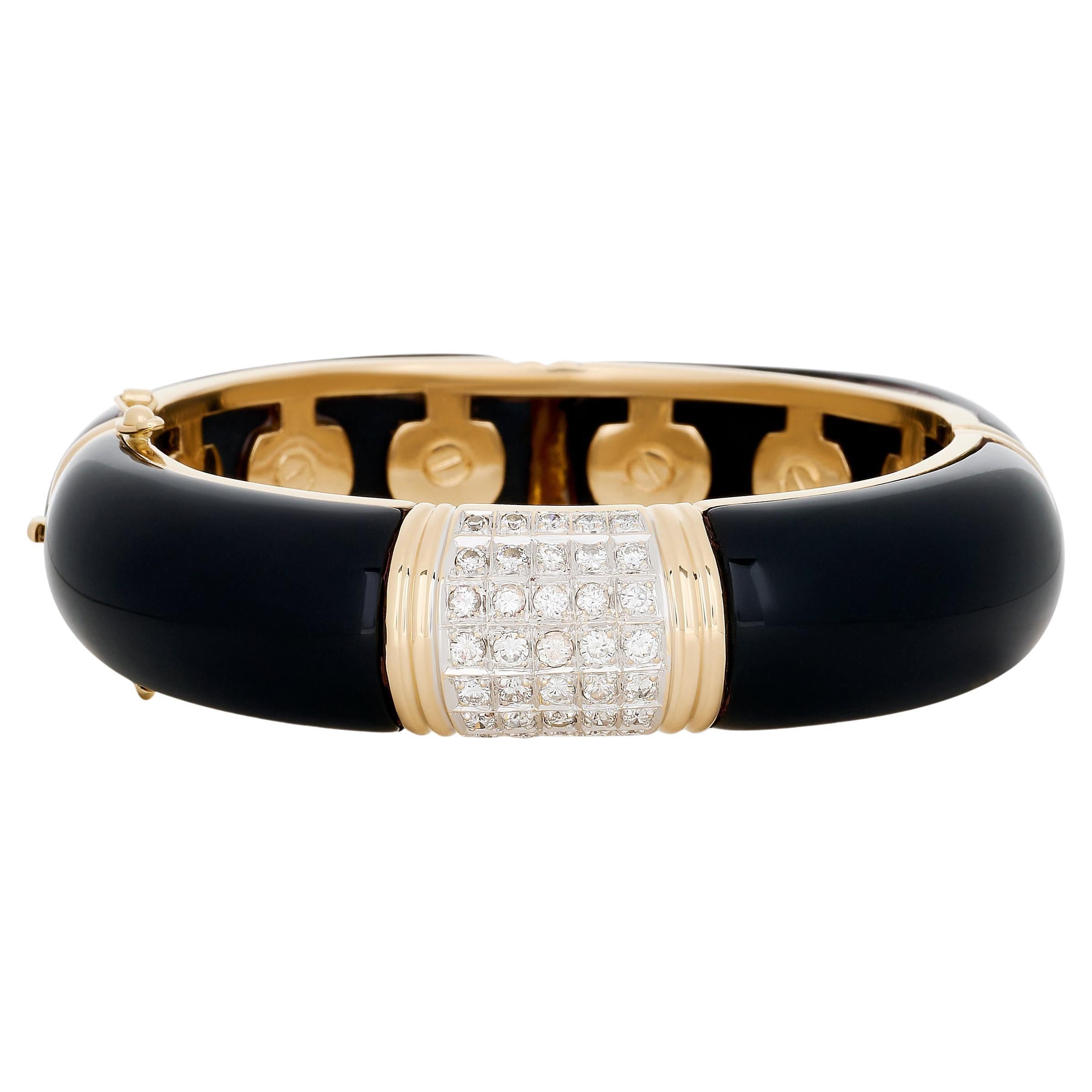 14 Karat Yellow Gold Onyx and Diamond Bangle Bracelet in vendita