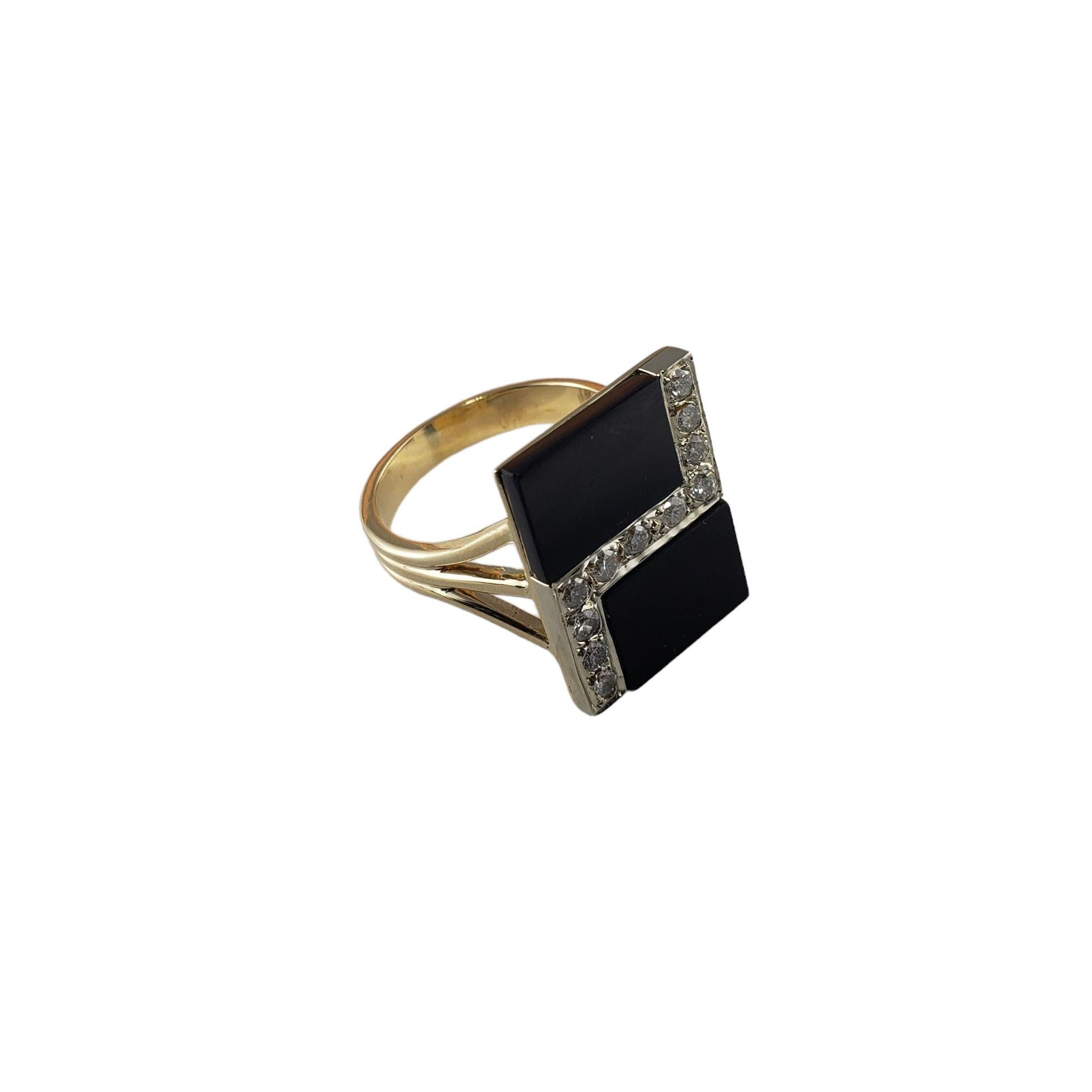 Vintage 14 Karat Gelbgold Onyx und Diamant Ring Größe 7,25-

Dieser elegante, atemberaubende Ring ist mit schwarzem Onyx und 11 runden Diamanten im Brillantschliff in klassischem 14-karätigem Gelbgold gefasst. Die Oberseite des Rings misst 19 mm x