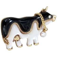 14 Karat Yellow Gold Onyx and Mother of Pearl Cow Brooch