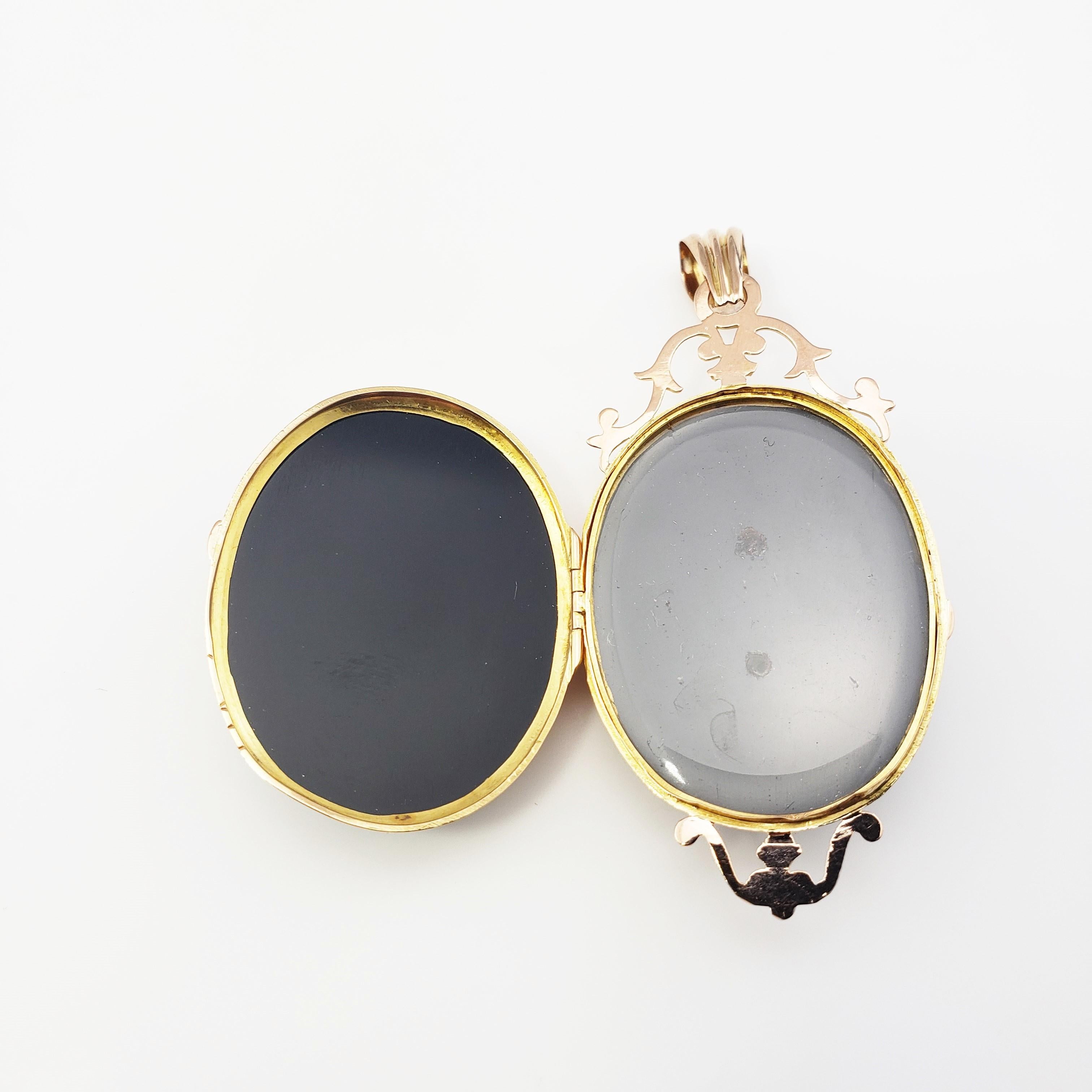 14 Karat Yellow Gold Onyx and Pearl Locket In Good Condition In Washington Depot, CT