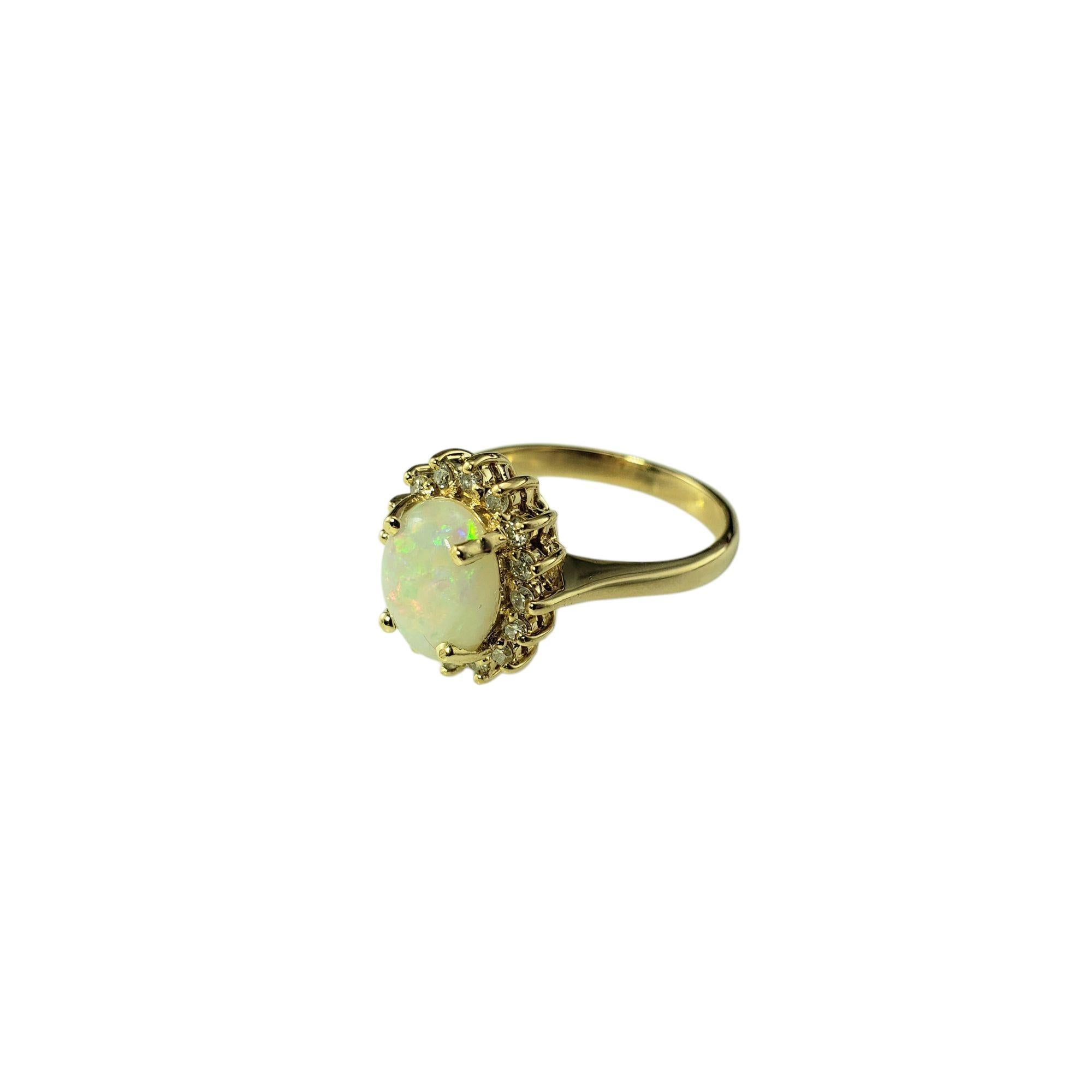 Bague en or jaune 14 carats avec halo d'opales et de diamants Taille 5.25

Cette bague rayonnante en or jaune 14 carats présente en son centre une opale ovale naturelle envoûtante (9 mm x 7 mm), entourée d'un halo étincelant de 16 diamants ronds de