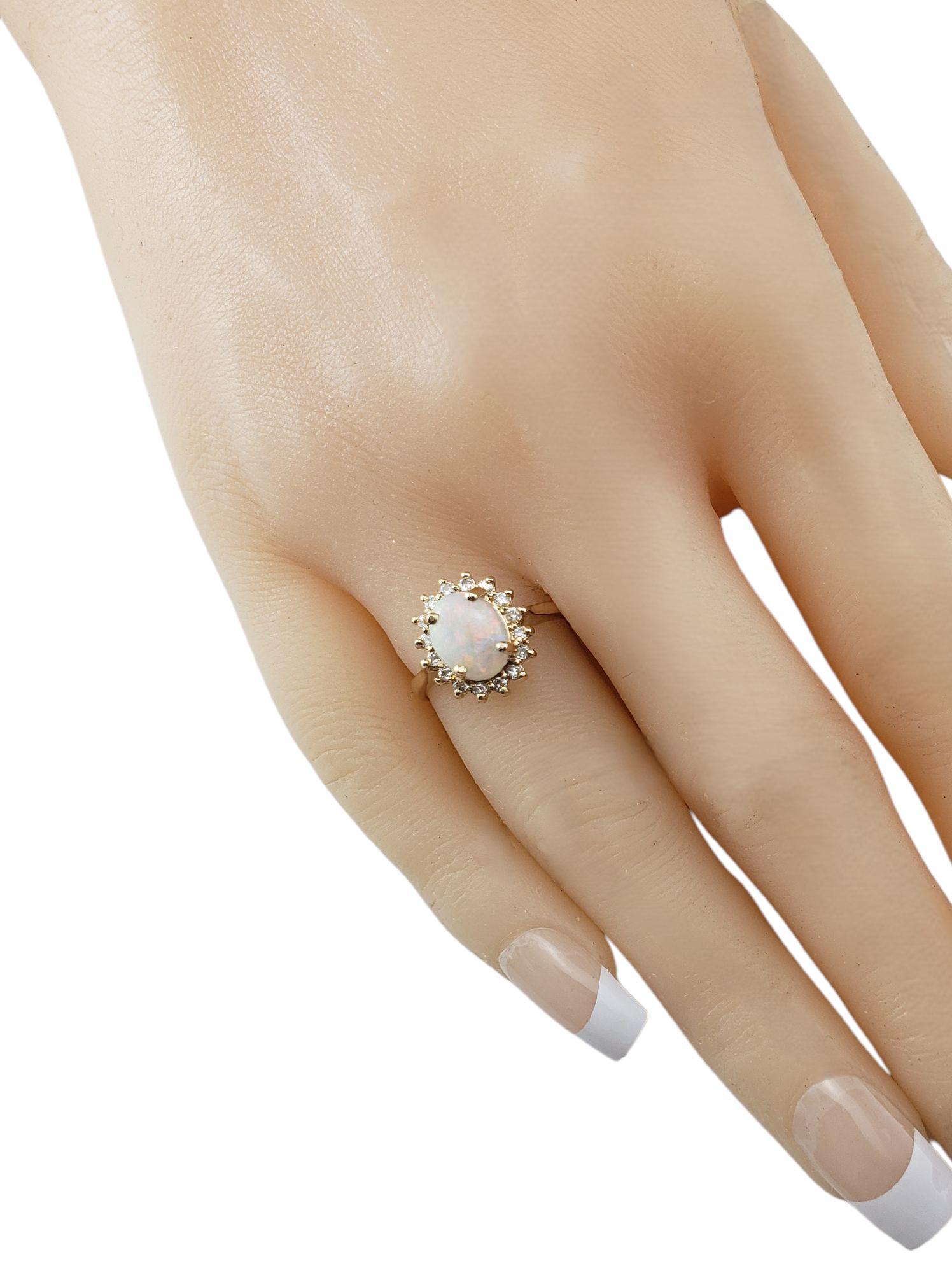 Bague en or jaune 14 carats avec opale et halo de diamants taille 5,25 n° 21456 Pour femmes en vente
