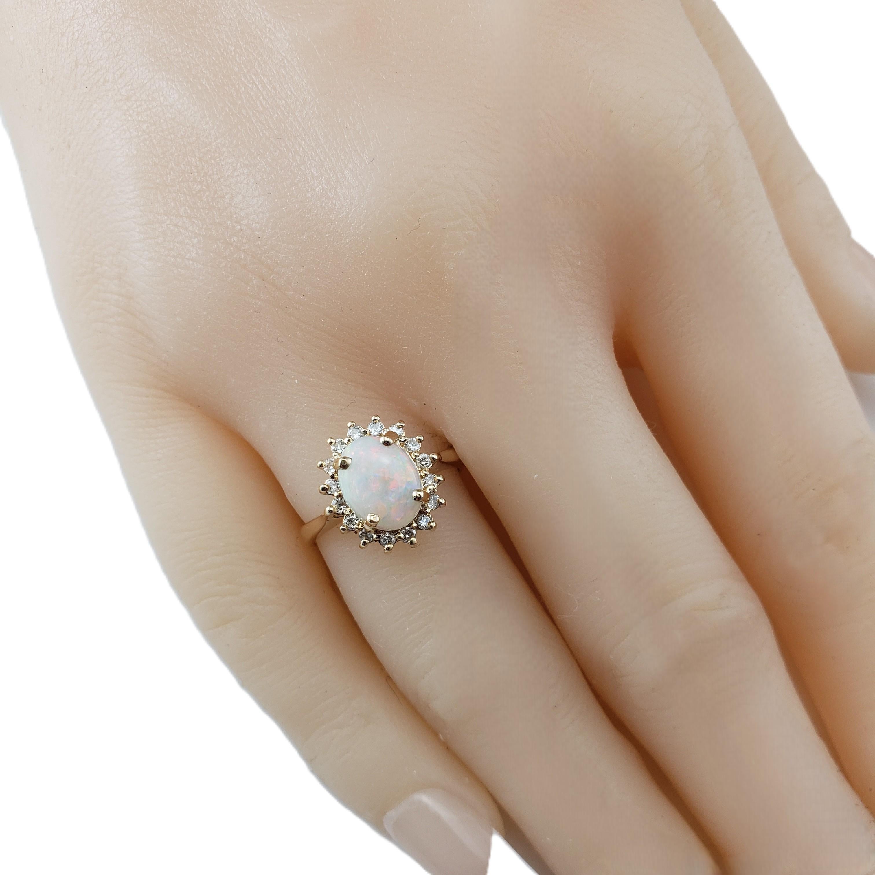 Bague en or jaune 14 carats avec opale et halo de diamants taille 5,25 n° 21456 en vente 1