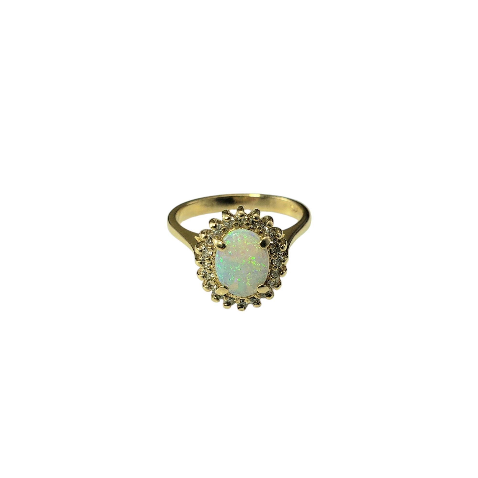 Anello aureola in oro giallo 14K con opale e diamanti, misura 5,5

Questo splendido anello in oro giallo 14K presenta un'incantevole pietra centrale opale (9 mm x 7 mm) circondata da un'aureola di 20 diamanti rotondi taglio brillante, che ne