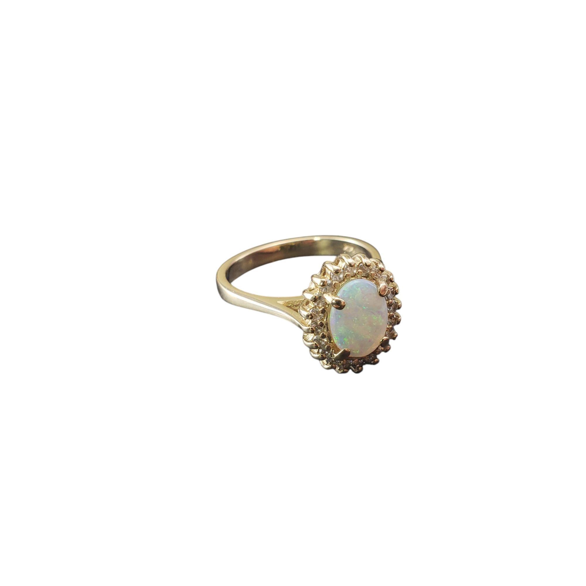 Taglio ovale Anello aureola in oro giallo 14 carati con opale e diamanti, misura 5,5 #20937 in vendita