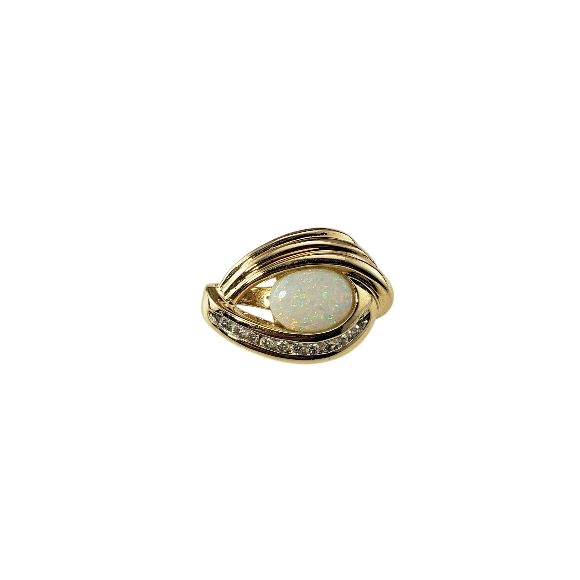 Taille ovale Pendentif en or jaune 14 carats avec opale et diamants n° 21338 en vente