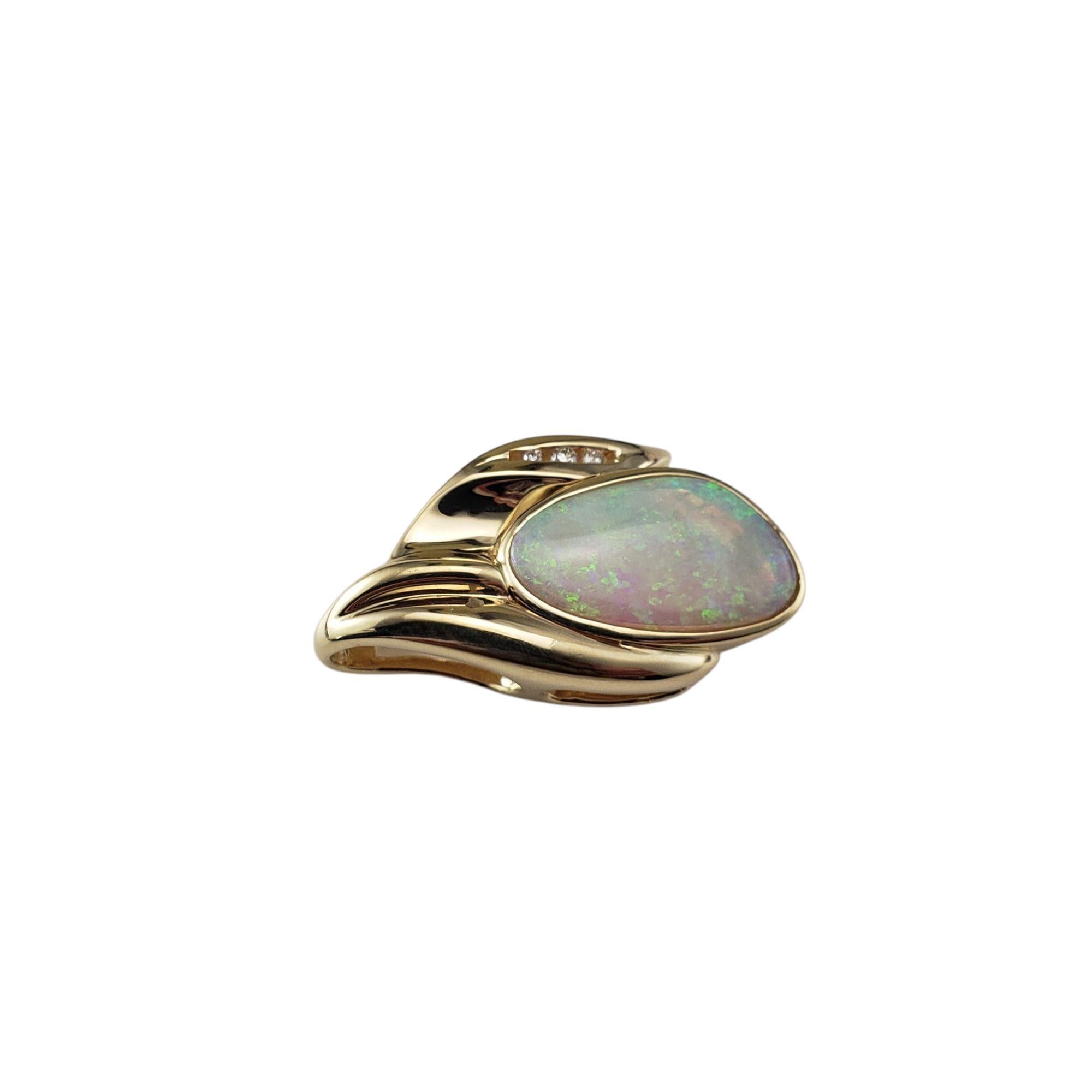 14 Karat Yellow Gold Opal and Diamond Pendant #21680 (Brillantschliff) im Angebot