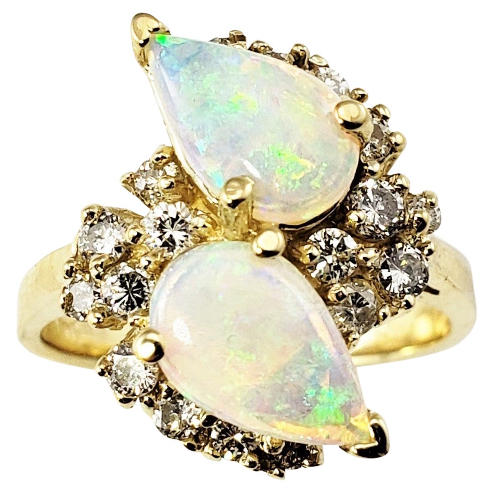 Anillo de oro amarillo de 14 quilates con ópalo y diamantes