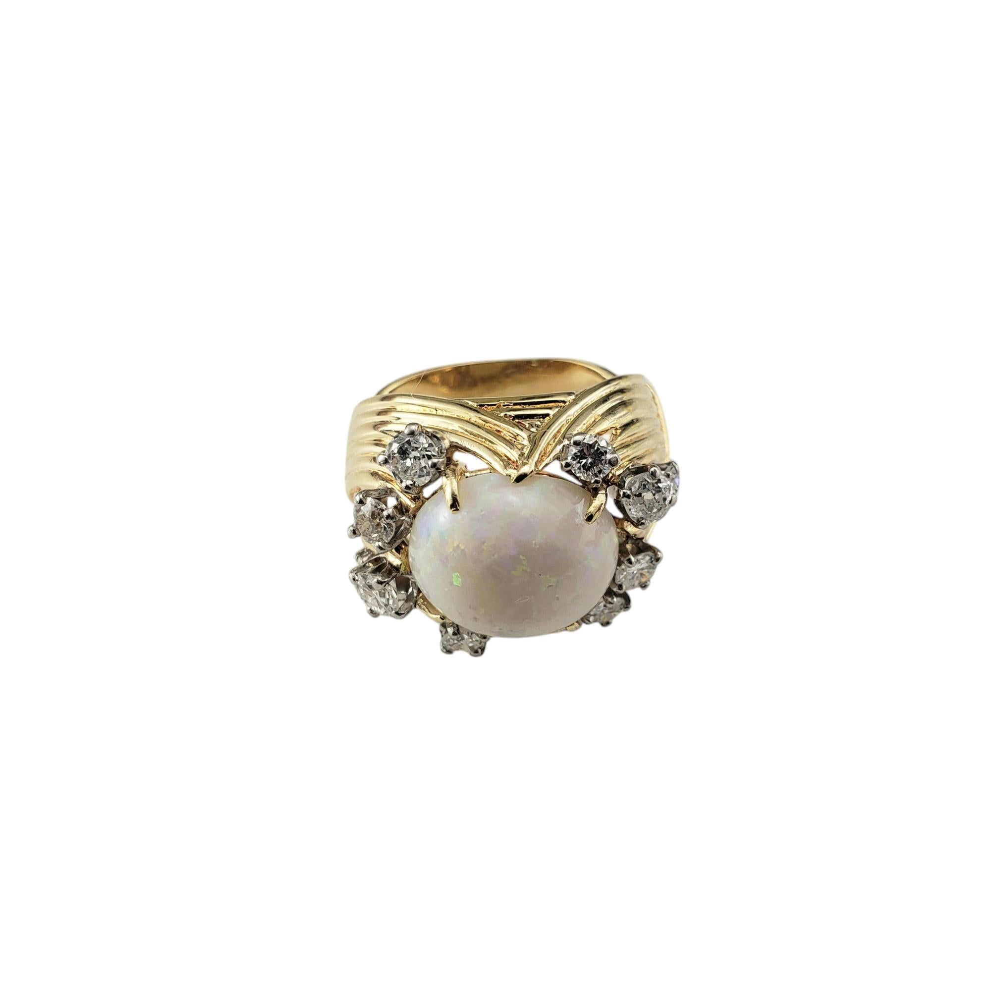 Bague en or jaune 14 carats avec opale et diamant Taille 5.5

Cette magnifique bague de cocktail en or jaune 14 carats est ornée d'une opale captivante (14 mm x 11 mm) en guise de pièce maîtresse. Cinq diamants ronds de taille brillante, trois