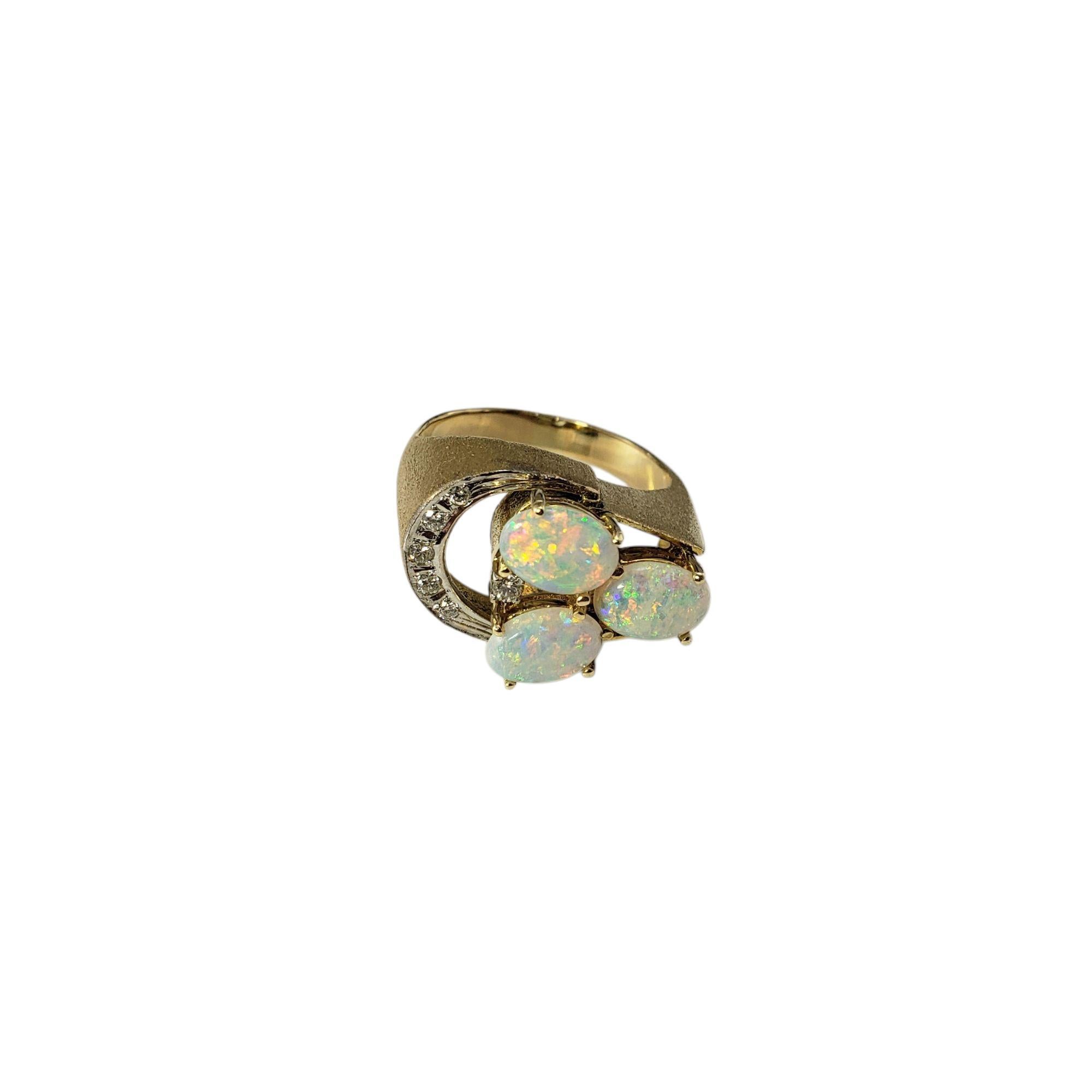 Bague en or jaune 14 carats avec opale et diamant Taille 5.75

Cette élégante bague présente trois opales de taille ovale (7 mm x 5 mm) et six diamants ronds étincelants, sertis dans de l'or jaune 14K classique. 

Largeur : 13 mm. Tige : 3