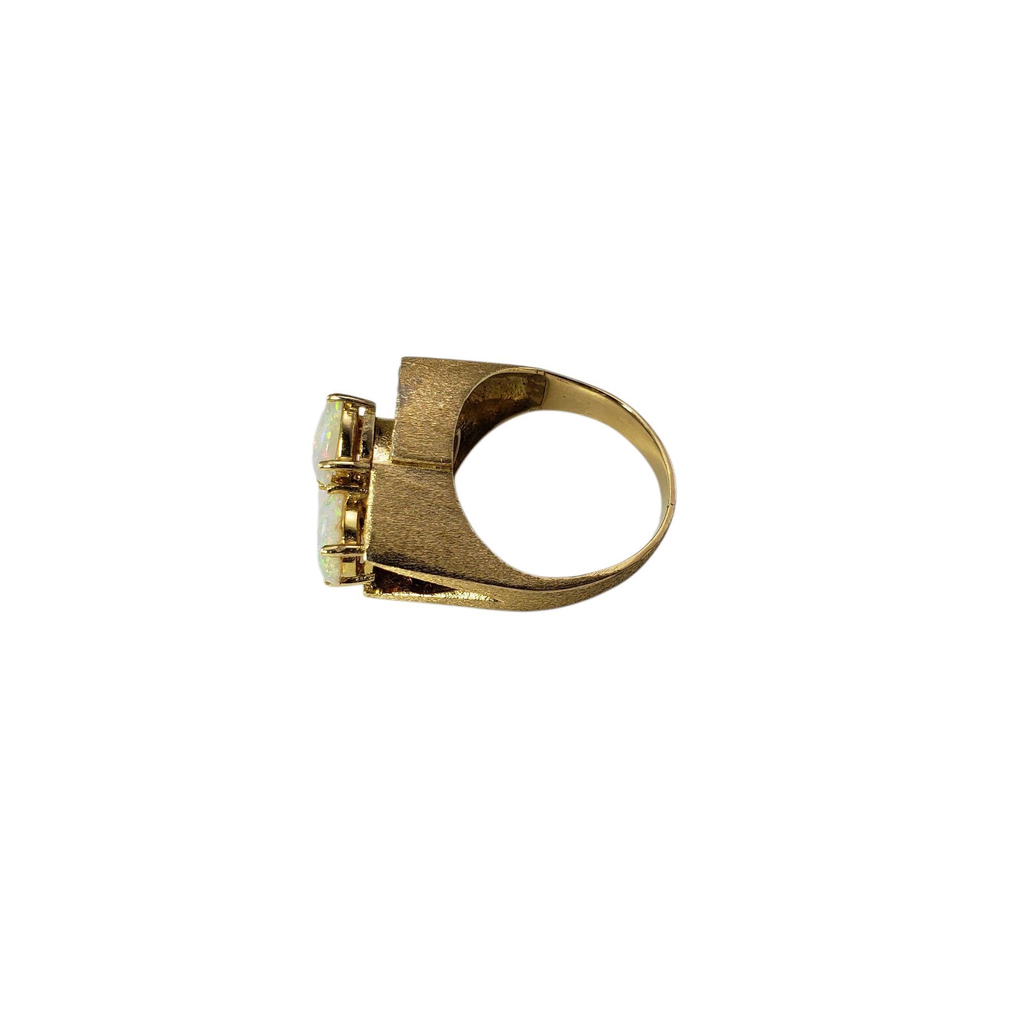 Taille ovale Bague en or jaune 14 carats avec opale et diamants taille 5,75 #21526 en vente