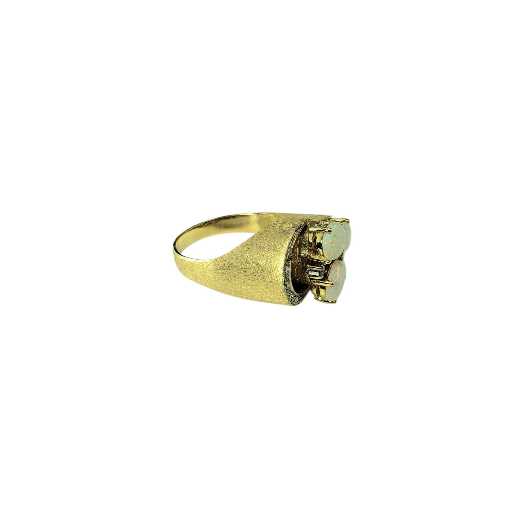 Bague en or jaune 14 carats avec opale et diamants taille 5,75 #21526 Bon état - En vente à Washington Depot, CT