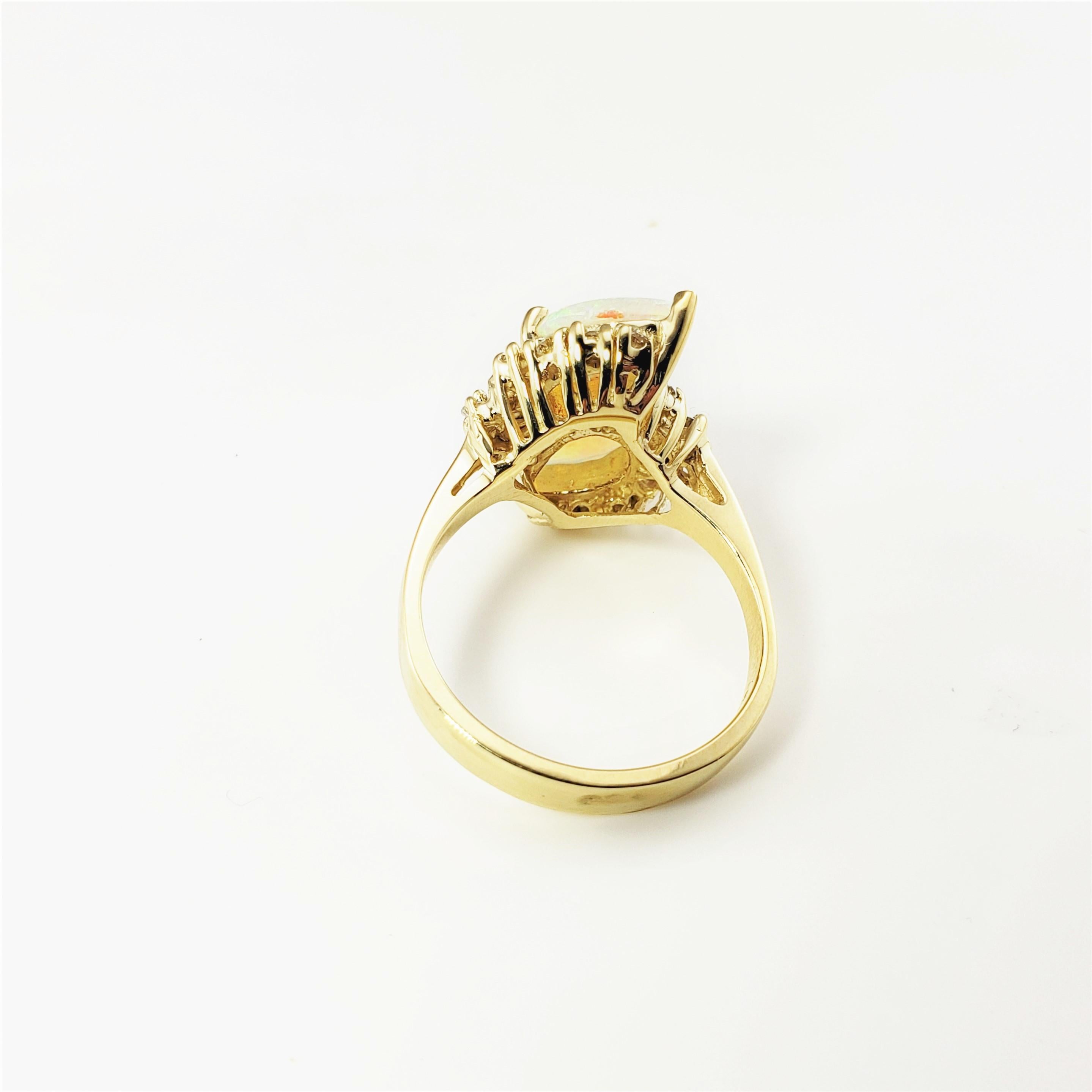 De las mujeres Anillo de oro amarillo de 14 quilates con ópalo y diamantes