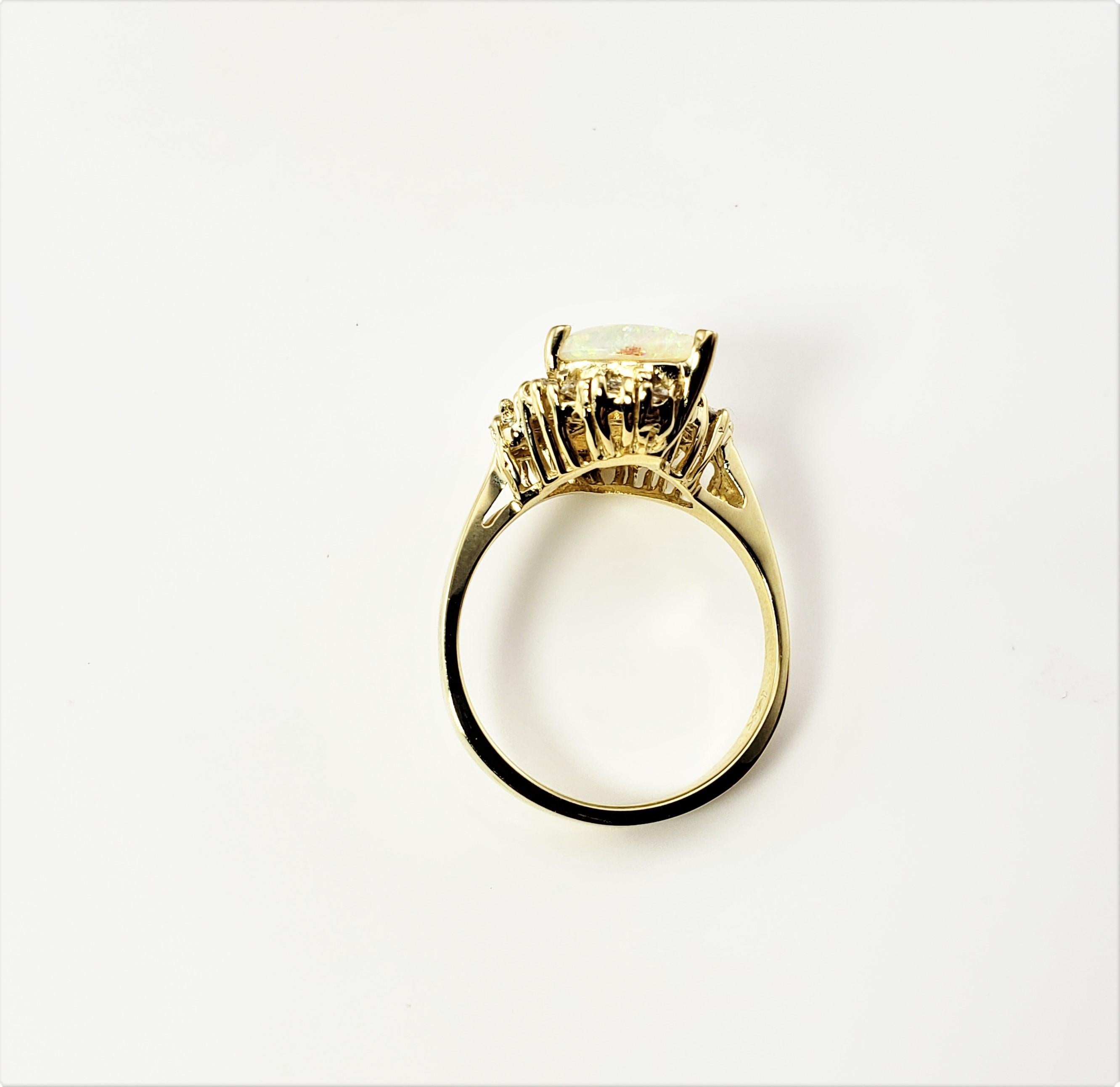 Anillo de oro amarillo de 14 quilates con ópalo y diamantes 1