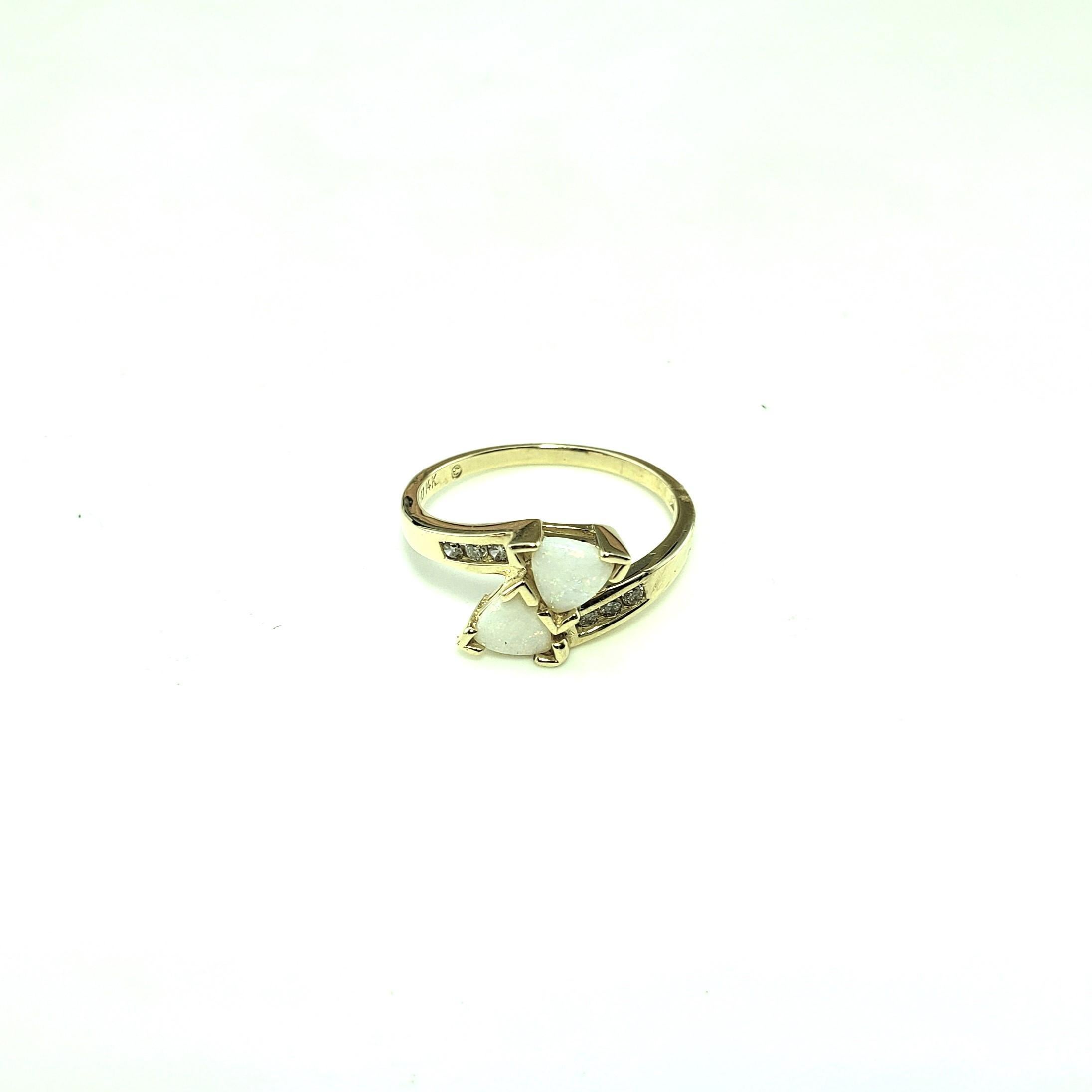 Vintage 14K Gelbgold Opal und Diamant Ring Größe 7,25-

Dieser elegante Ring ist mit zwei Opal-Edelsteinen (6 mm x 6 mm) und sechs runden Diamanten im Brillantschliff in klassischem 14-karätigem Gelbgold gefasst.  Breite:  9 mm.  Schaft: 1.6