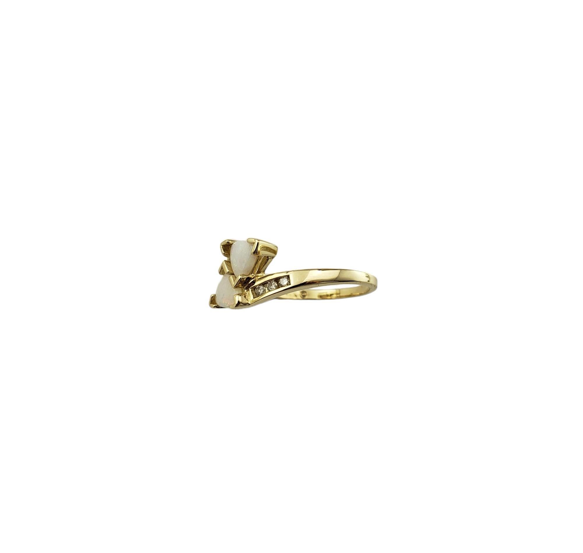14 Karat Gelbgold Opal und Diamant Ring Größe 7,25 #15508 im Zustand „Gut“ in Washington Depot, CT