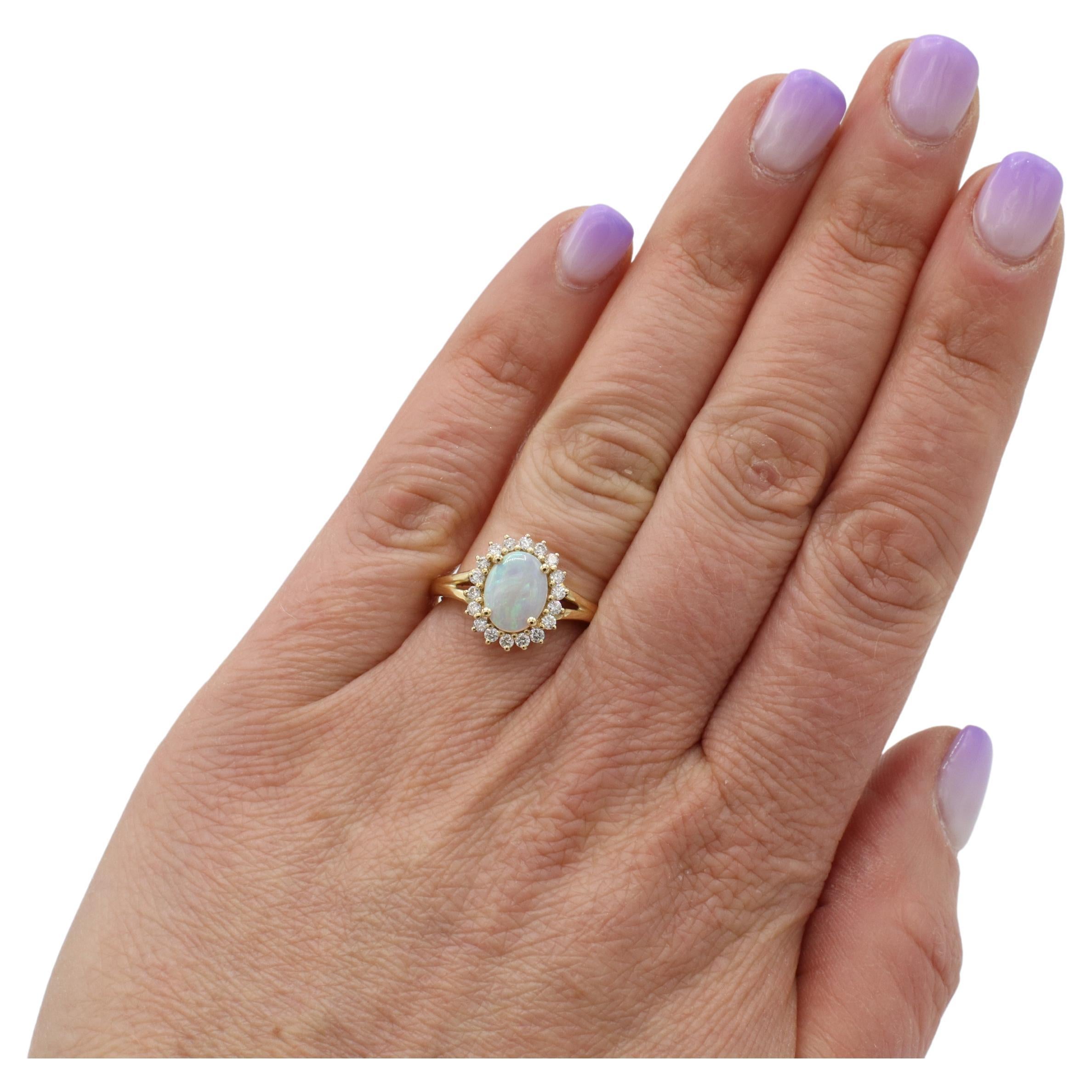 14 Karat Gelbgold Opal & natürlicher Diamant Halo Cocktail Ring  (Ovalschliff) im Angebot