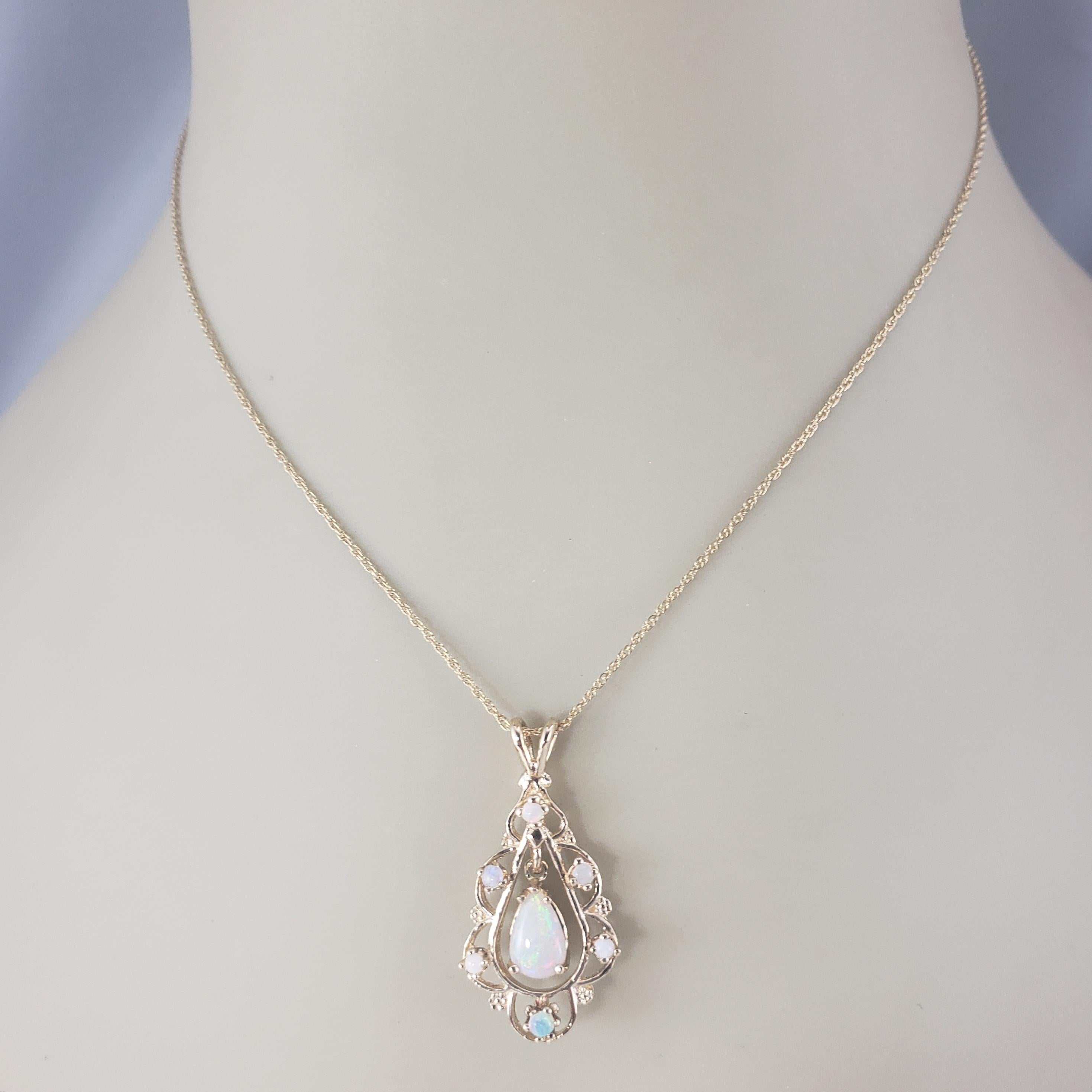 14 Karat Yellow Gold Opal Pendant Necklace #19651 For Sale 1