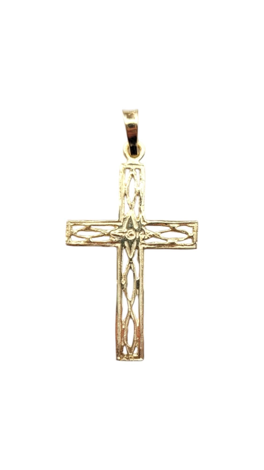 Pendentif croix ouverte en or jaune 14 carats

Ce pendentif croix en or jaune 14K présente un design simple mais élégant, symbolisant la foi et la dévotion. Parfait pour ceux qui recherchent un accessoire significatif et intemporel.

Taille :