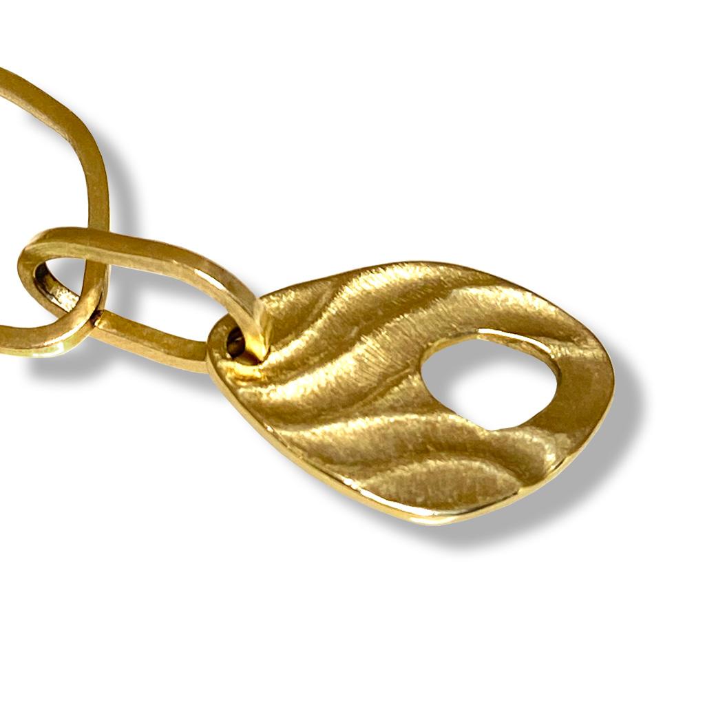 Le Open Pebble Link Bracelet de Keiko Mita s'inspire de la plage caillouteuse de la petite île du nord du Japon où elle est née. Le bracelet moderne, qui mesure 6,75