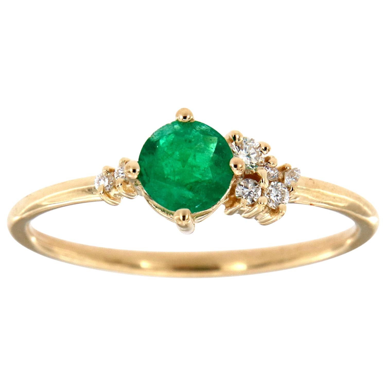 14 Karat Yellow Gold Organic Green Round Emerald Diamond Ring Center, 0.27 Carat For Sale