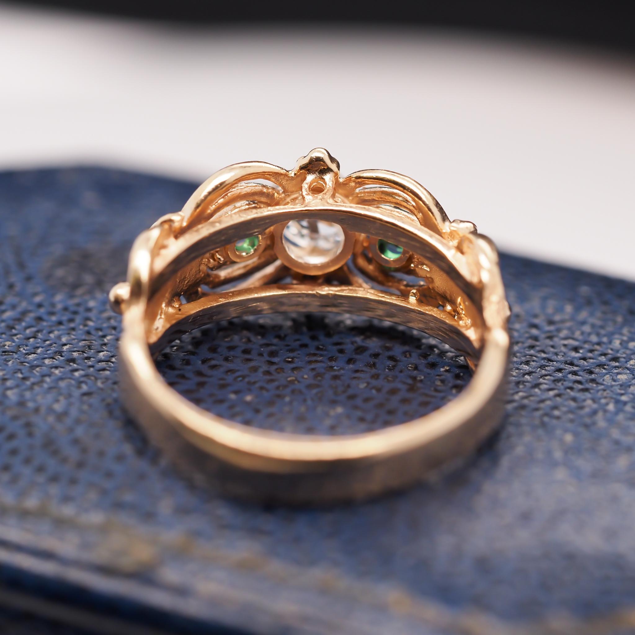 Verlobungsring aus 14 Karat Gelbgold mit verschnörkeltem Diamant und Smaragd im alten Minenschliff für Damen oder Herren im Angebot