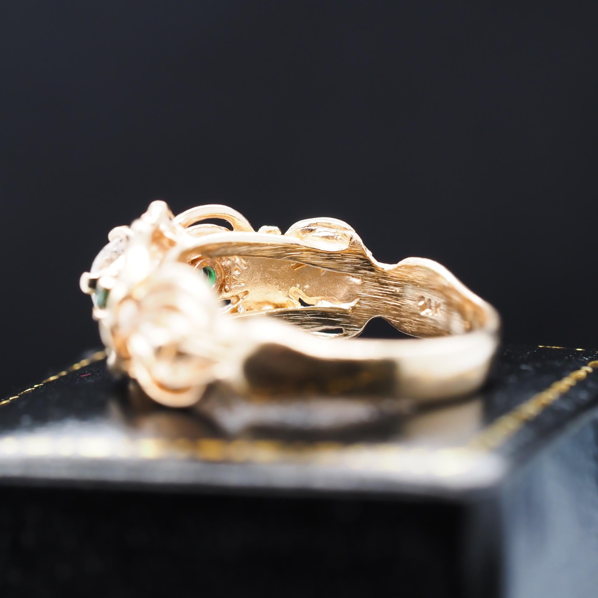 Verlobungsring aus 14 Karat Gelbgold mit verschnörkeltem Diamant und Smaragd im alten Minenschliff im Angebot 1