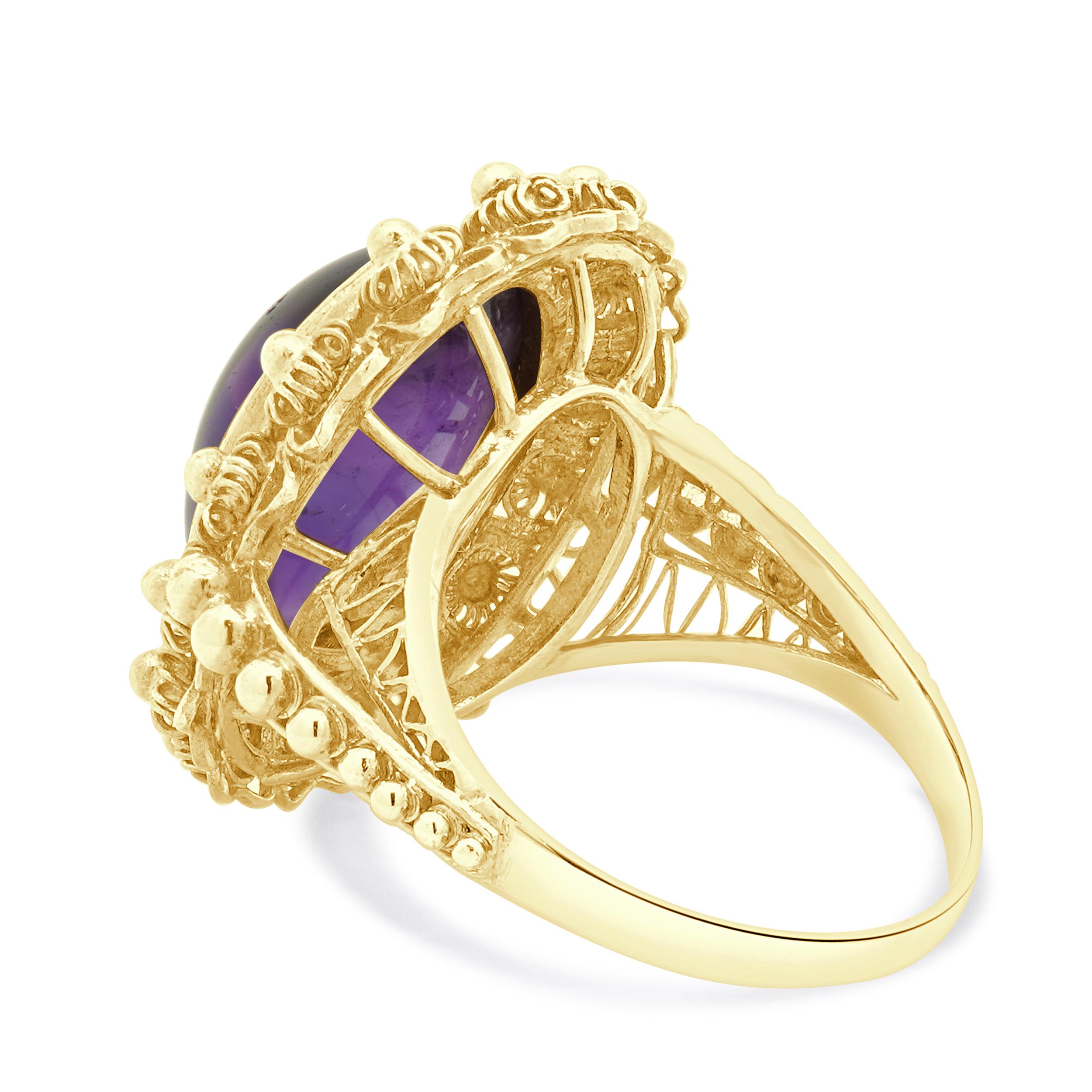 Taglio ovale Anello con ametista ovale taglio cabochon in oro giallo 14 carati in vendita