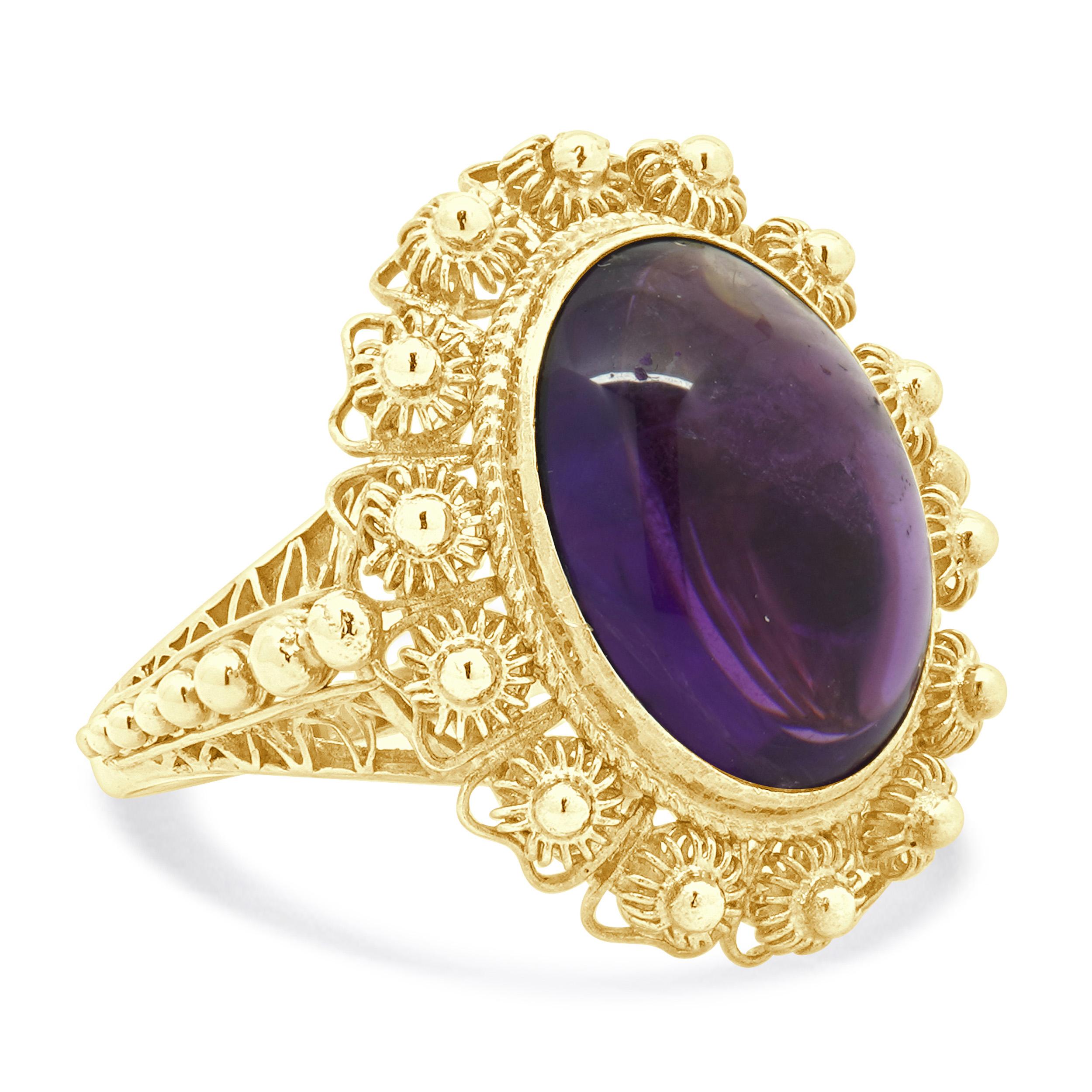 Anello con ametista ovale taglio cabochon in oro giallo 14 carati In condizioni ottime in vendita a Scottsdale, AZ