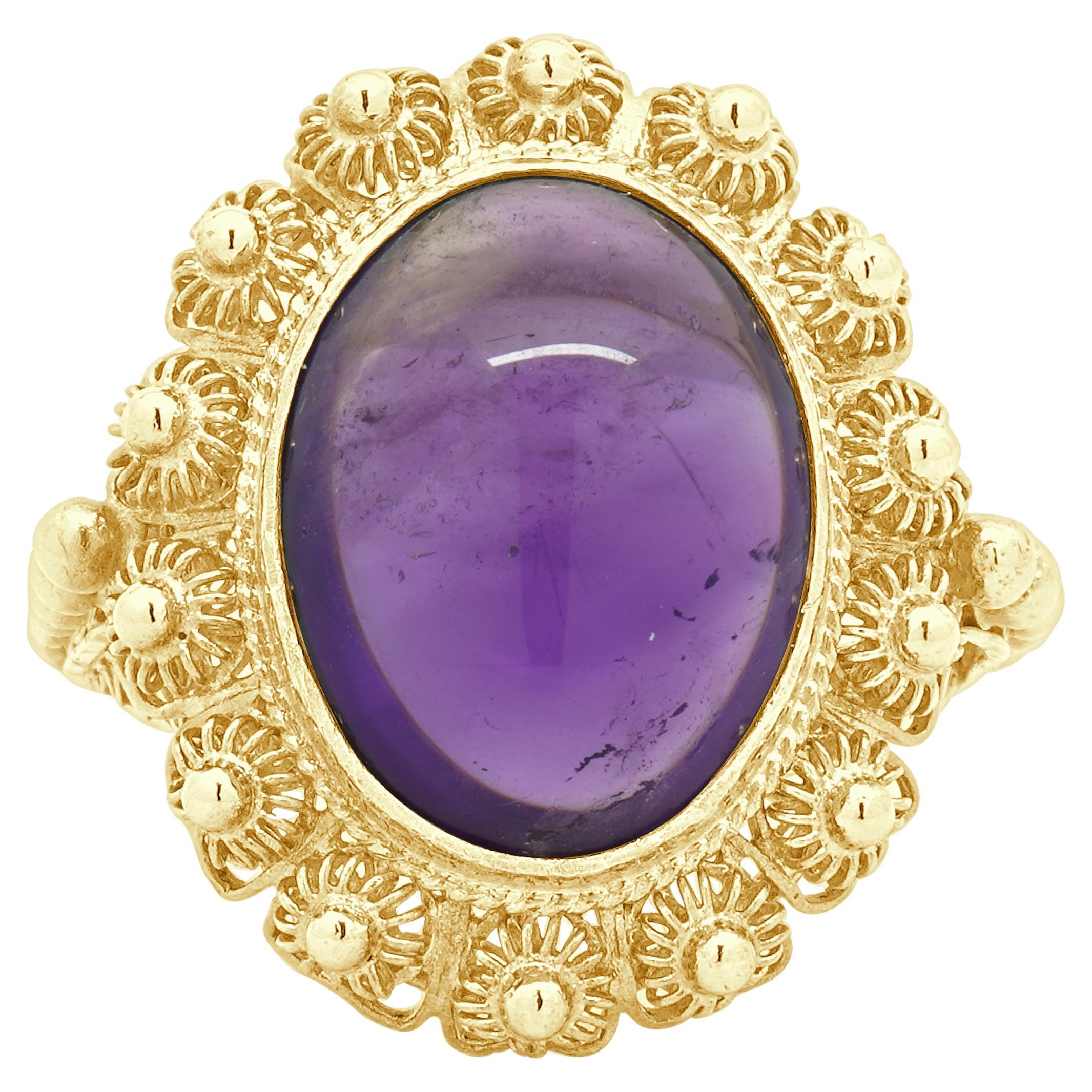Anello con ametista ovale taglio cabochon in oro giallo 14 carati in vendita