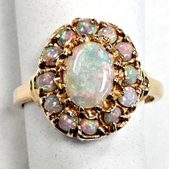 Anillo de oro amarillo de 14 quilates con ópalos naturales en forma de racimo y ópalo cabujón ovalado
