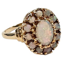 Anillo de oro amarillo de 14 quilates con ópalos naturales en forma de racimo y ópalo cabujón ovalado
