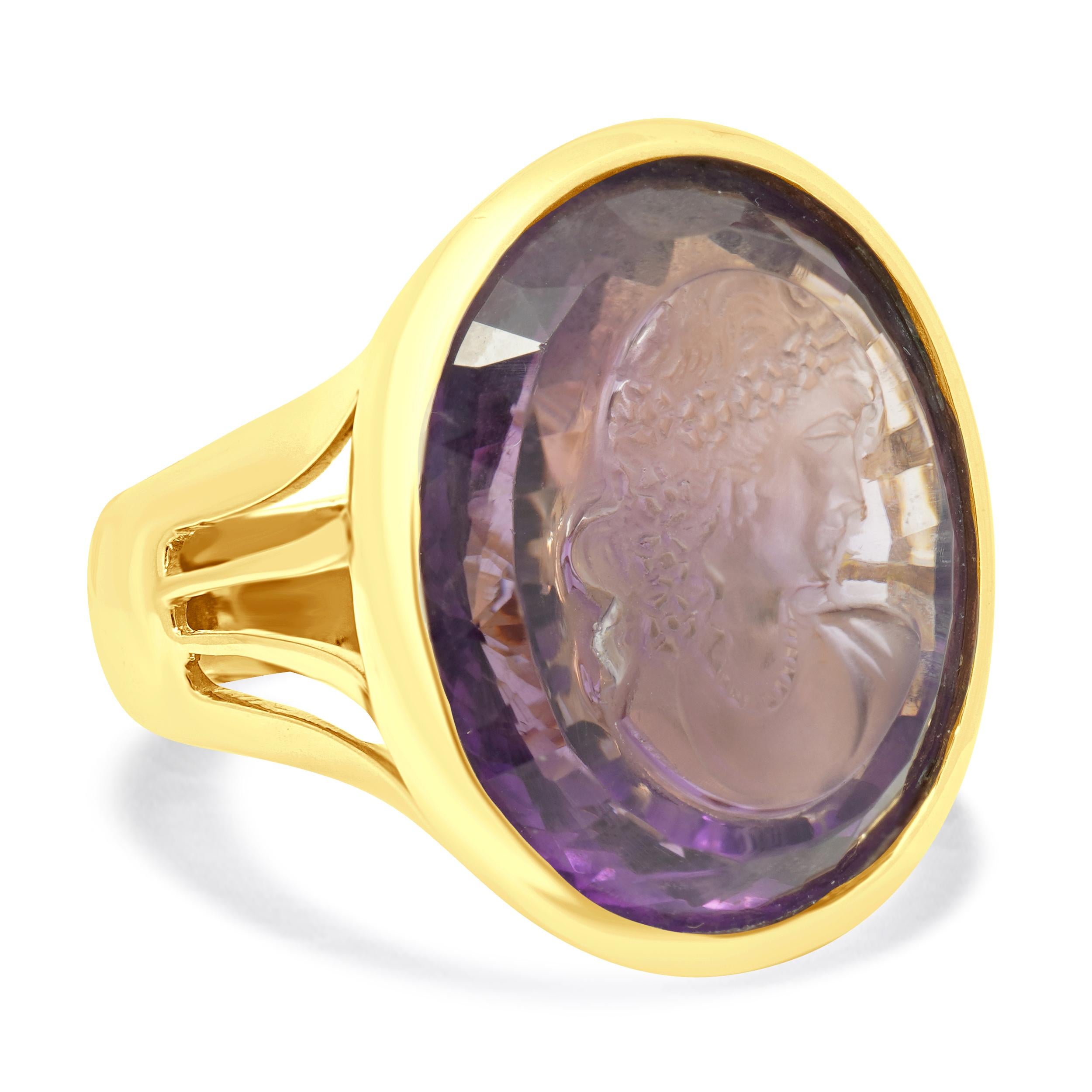 Taglio ovale Anello in oro giallo 14 carati con cammeo ovale e ametista in vendita