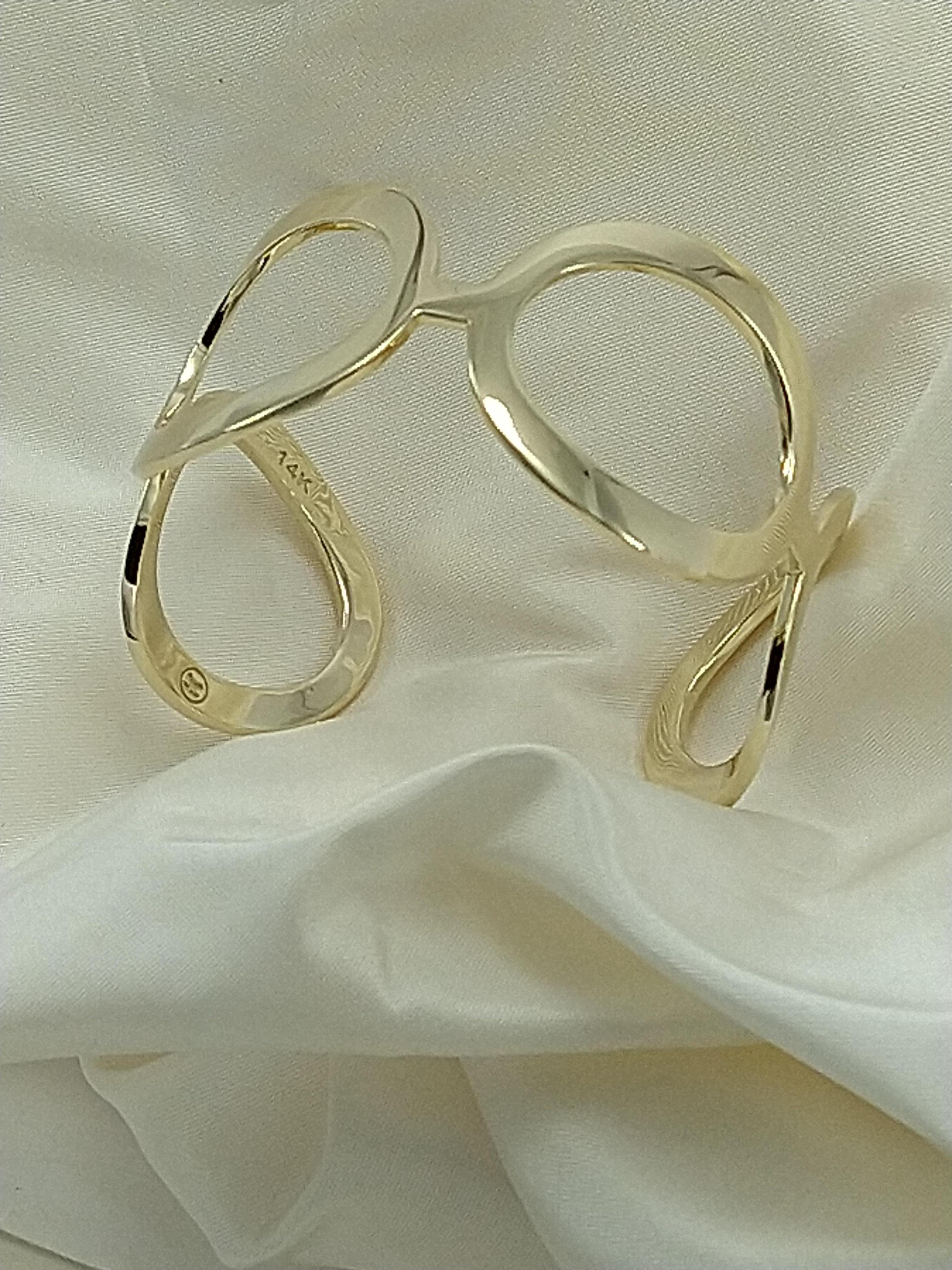 Bracelet manchette ovale en or jaune 14 carats Neuf - En vente à New York, NY